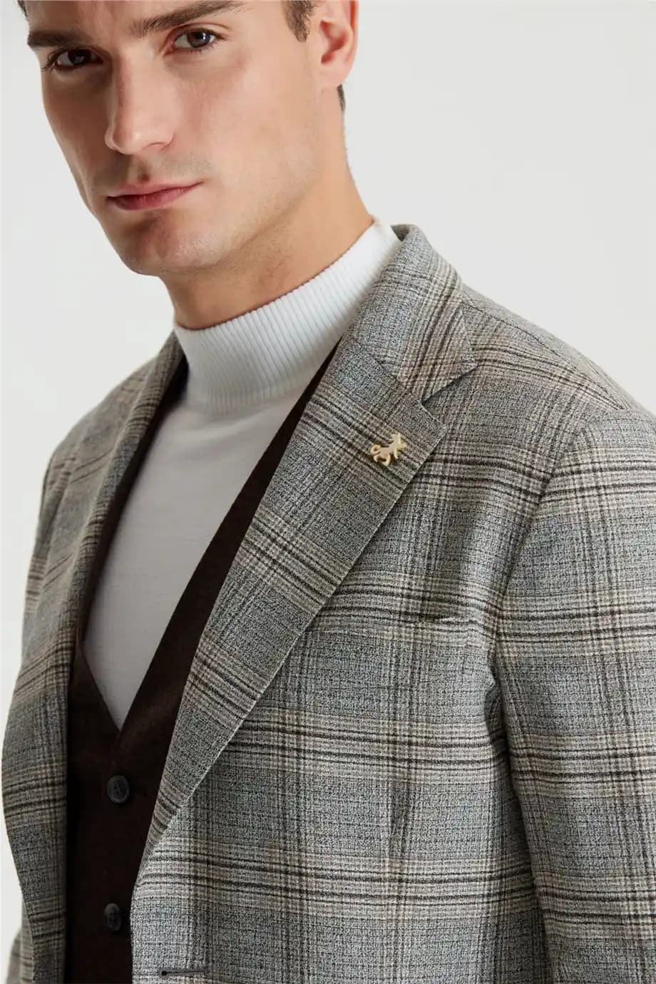 Kareli Takım Elbise Modasında Klasik ve Modern Tasarımların Güncel Yeri ve Trendleri