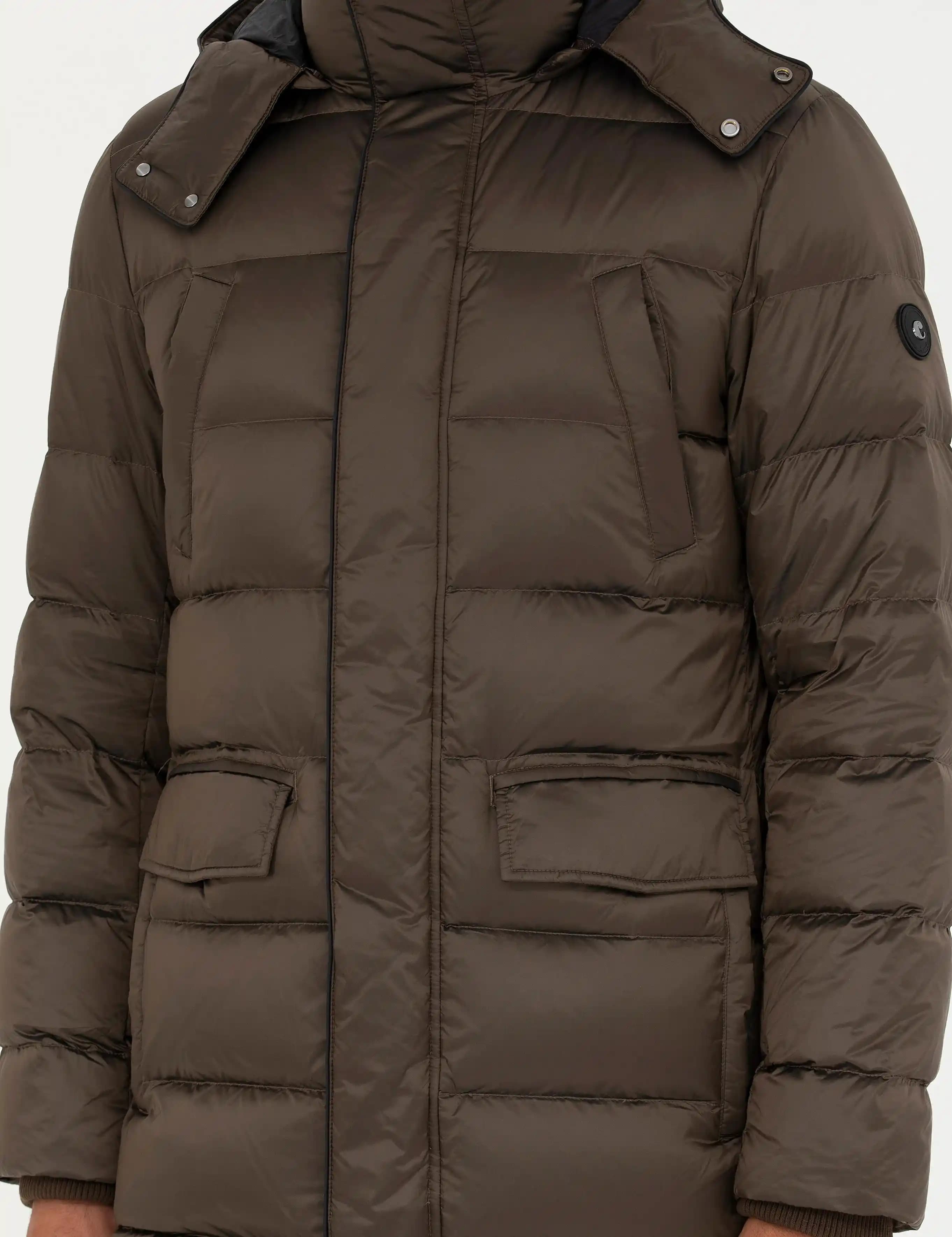 Kaz Tüyü Montlar: Sıcak ve Şık Tasarımlarla Kış Modasında Öne Çıkıyor