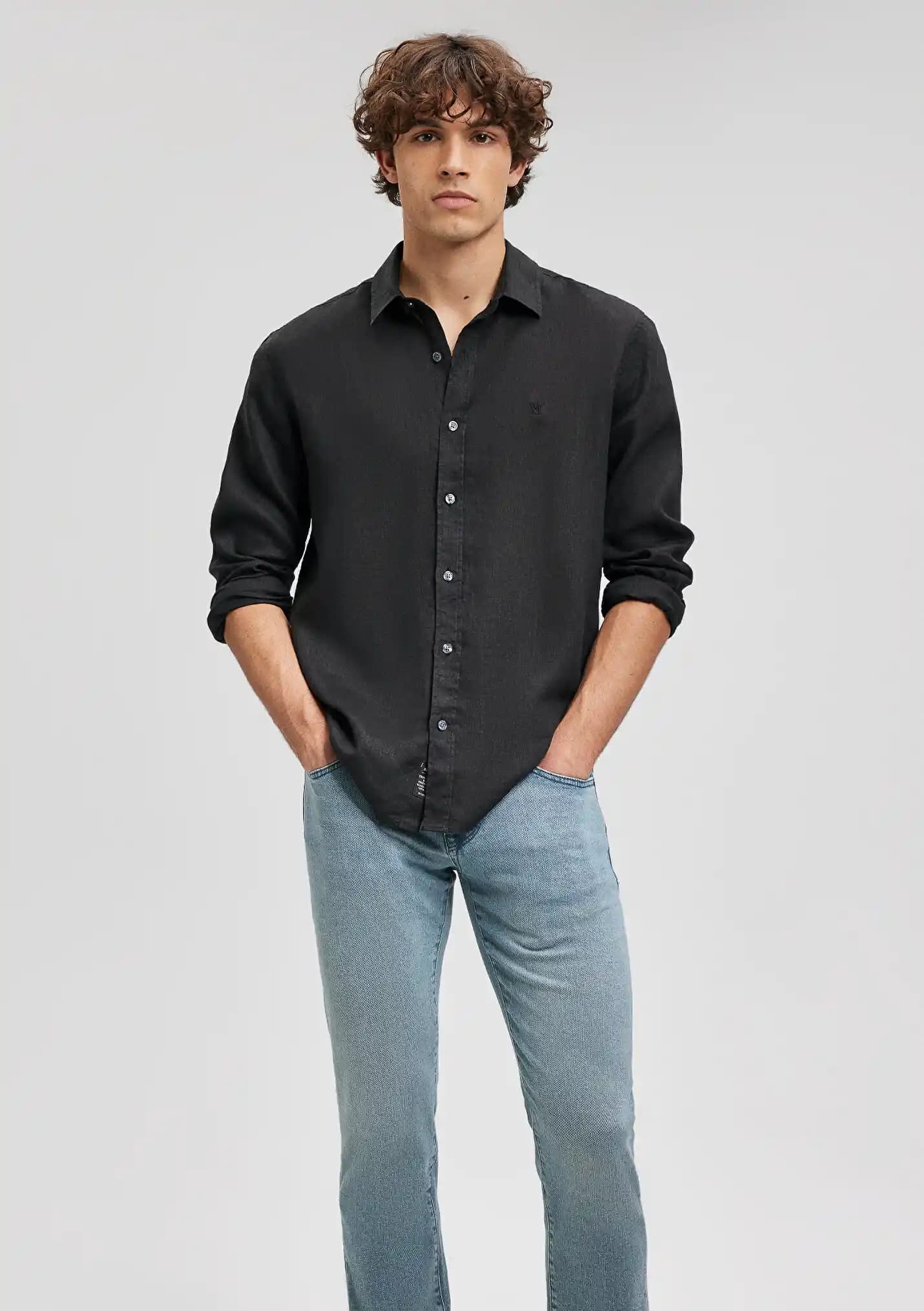 Keten Gömlekler: Mavi ve Siyah Renklerde Stil ve Bakım İpuçları