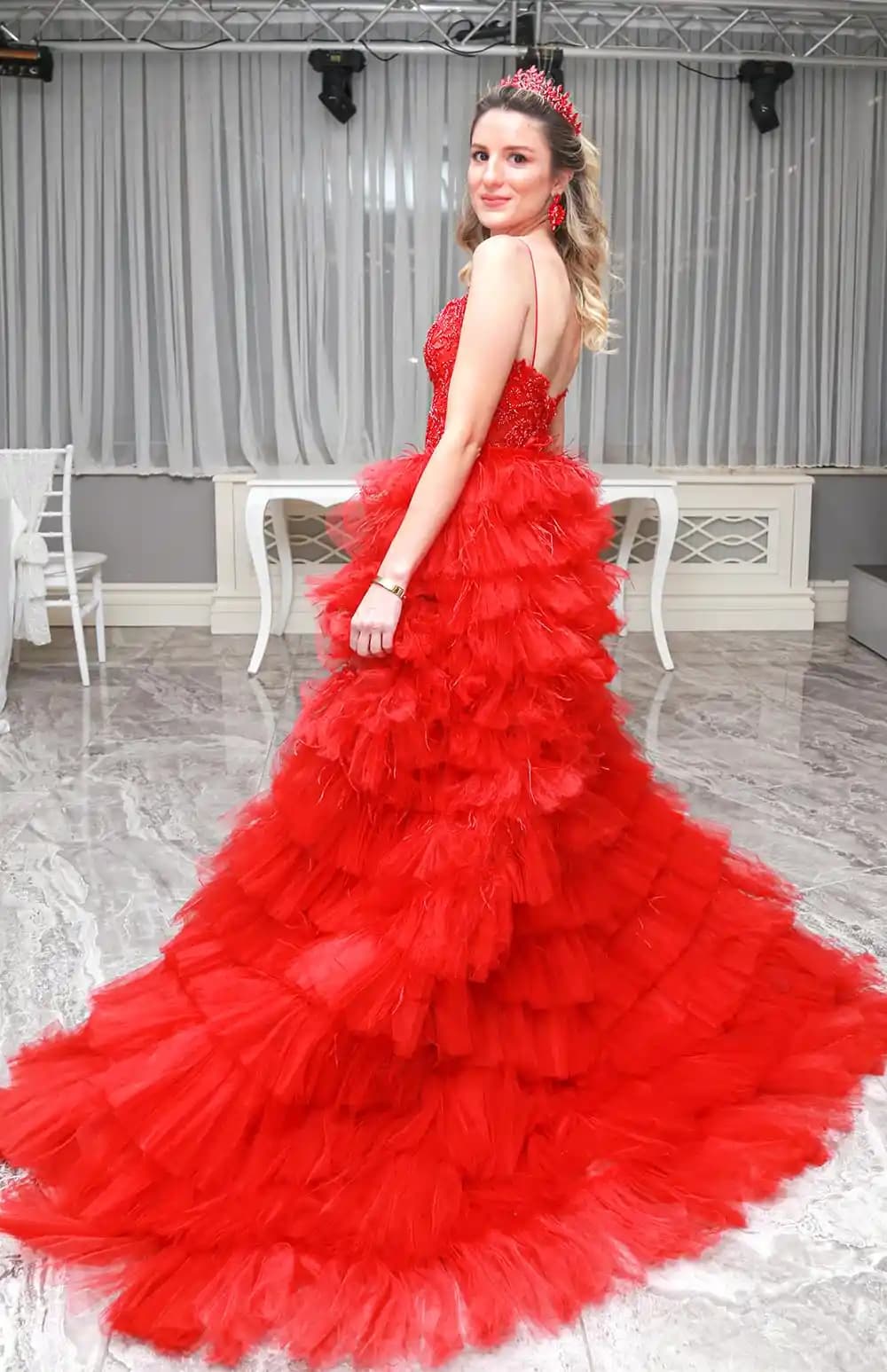 Kına Elbiselerinde Açık Detaylar ve Modern Tasarımlarla Şıklık ve Konfor