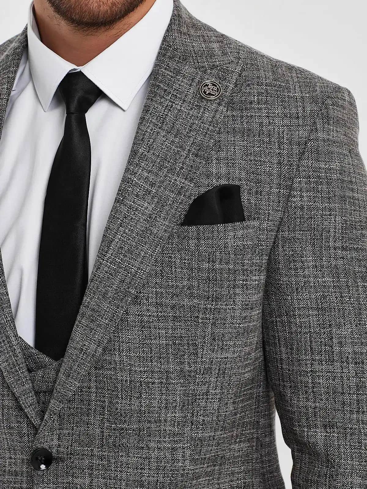 Kırçıllı Takım Elbise: Modern ve Klasik Tarzlarıyla Erkek Giyiminde Öne Çıkan Parça