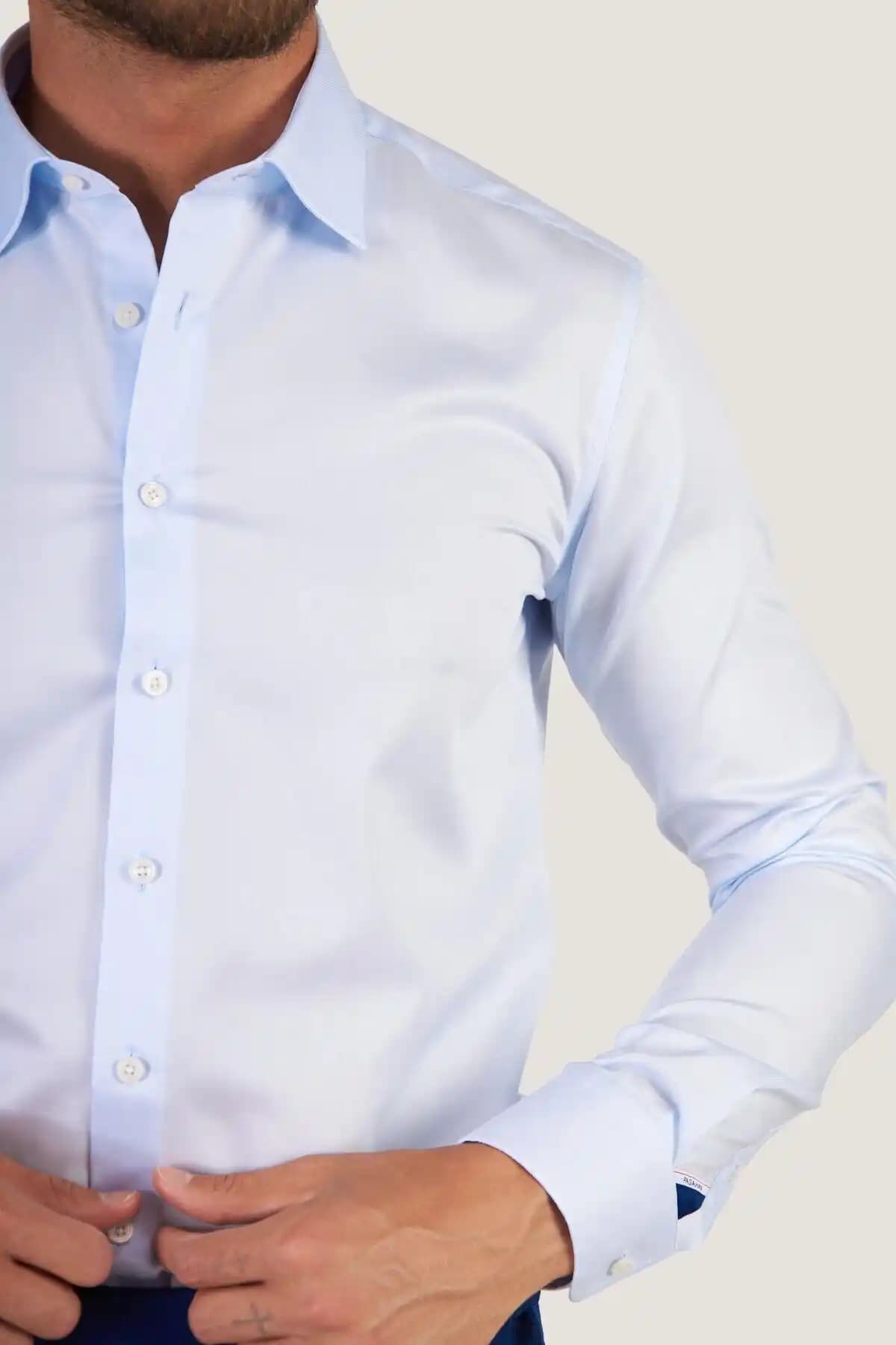 Kırışmayan Gömlekler: Modern Yaşam İçin Şıklık ve Pratiklik Sunan Çözüm