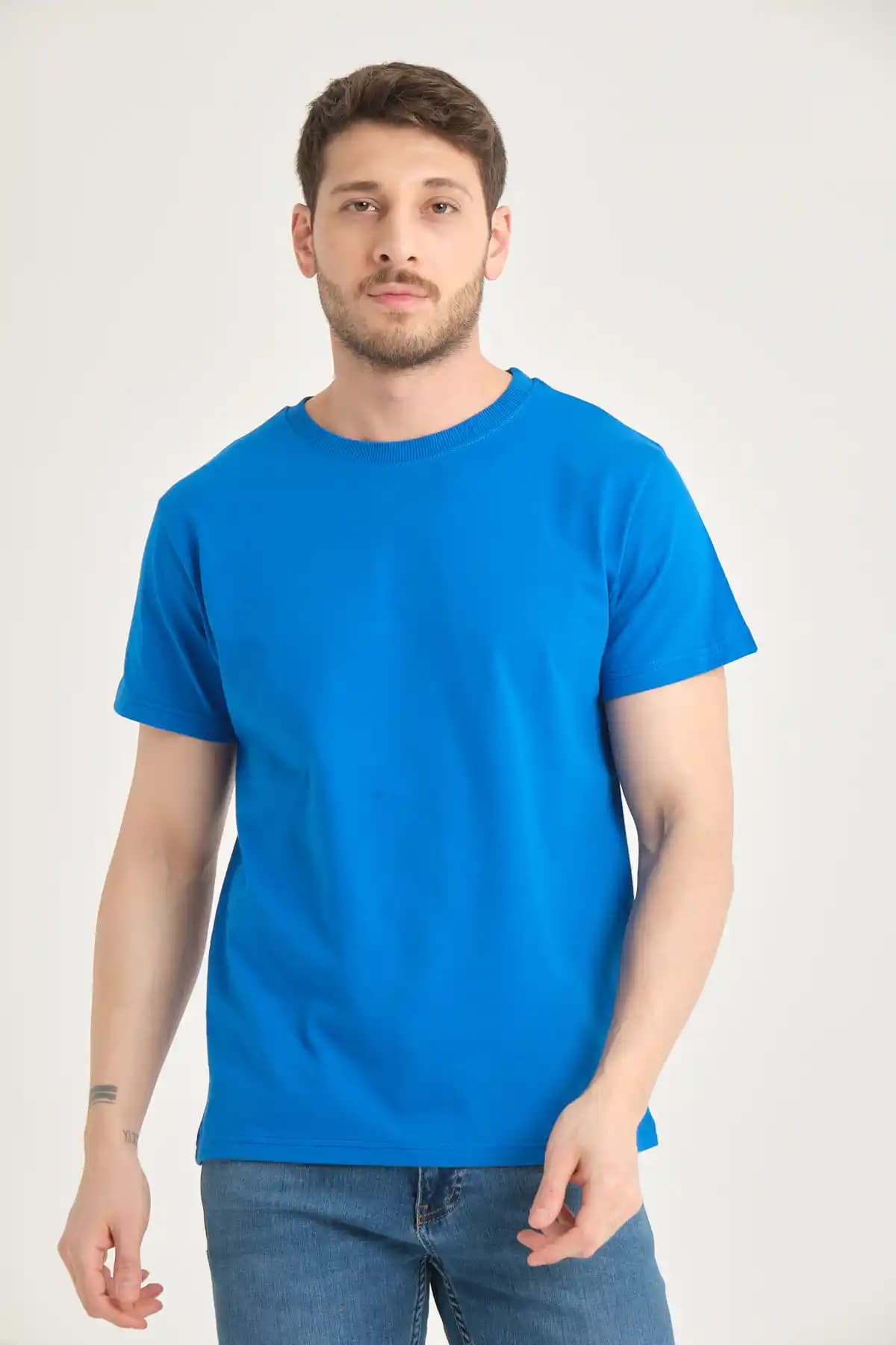 Kırışmayan tişörtler: modern yaşam için rahat ve şık pratik giyim çözümleri