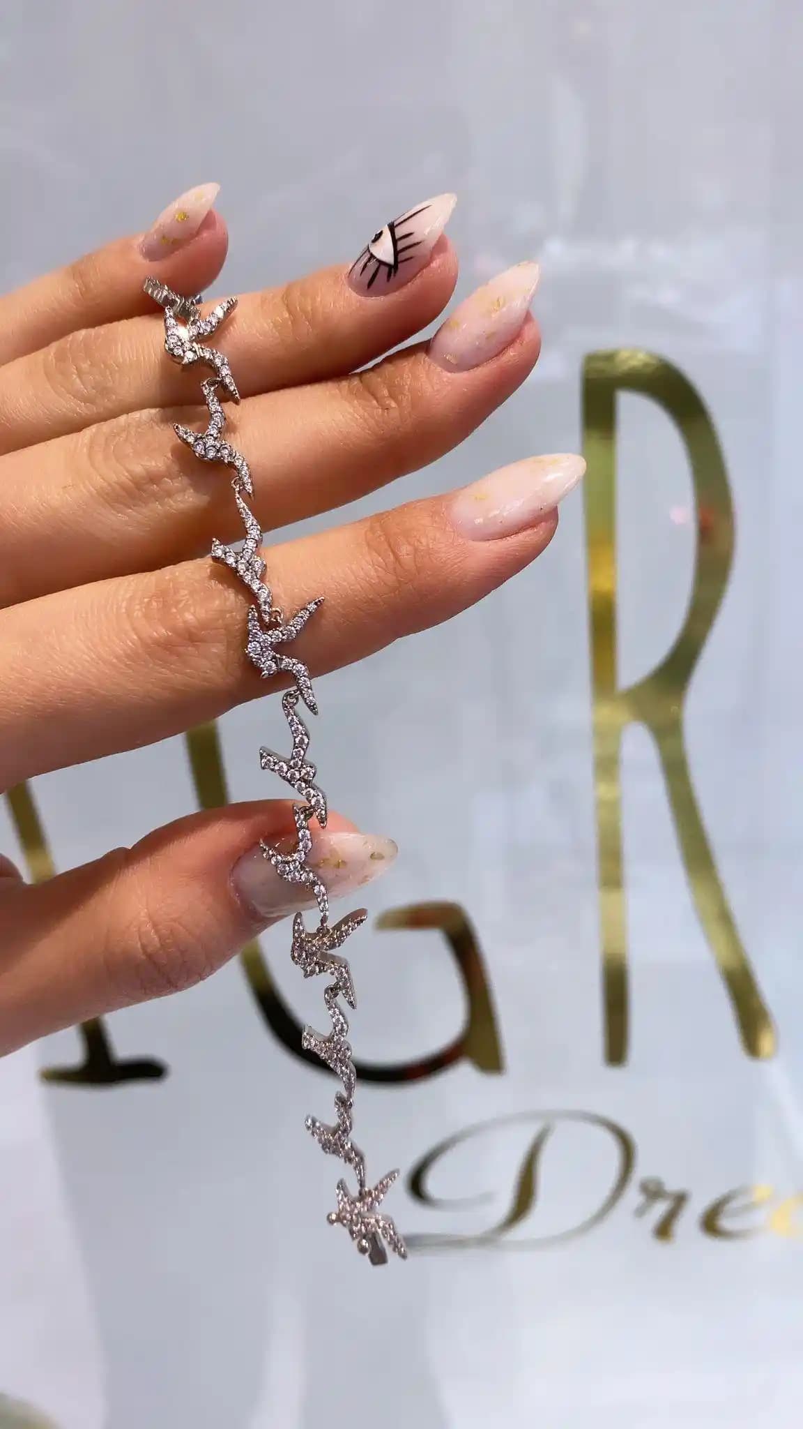 Kırlangıç Bileklikleri Moda Dünyasında Zarafet ve Anlamın Simgesi Oluyor