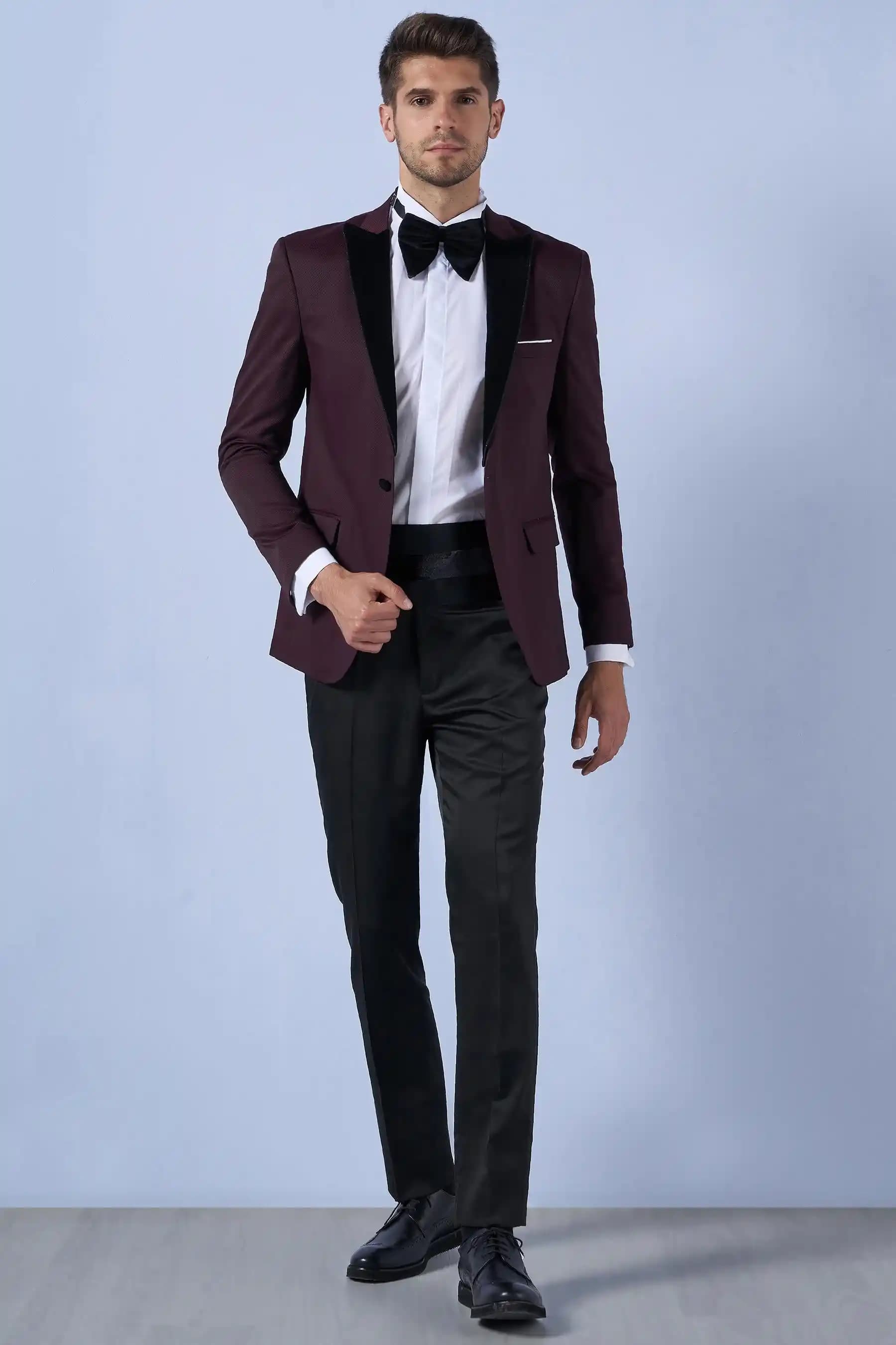 Kırlangıç Yaka Damatlıklar ile Modern ve Şık Düğün Giyim Seçenekleri