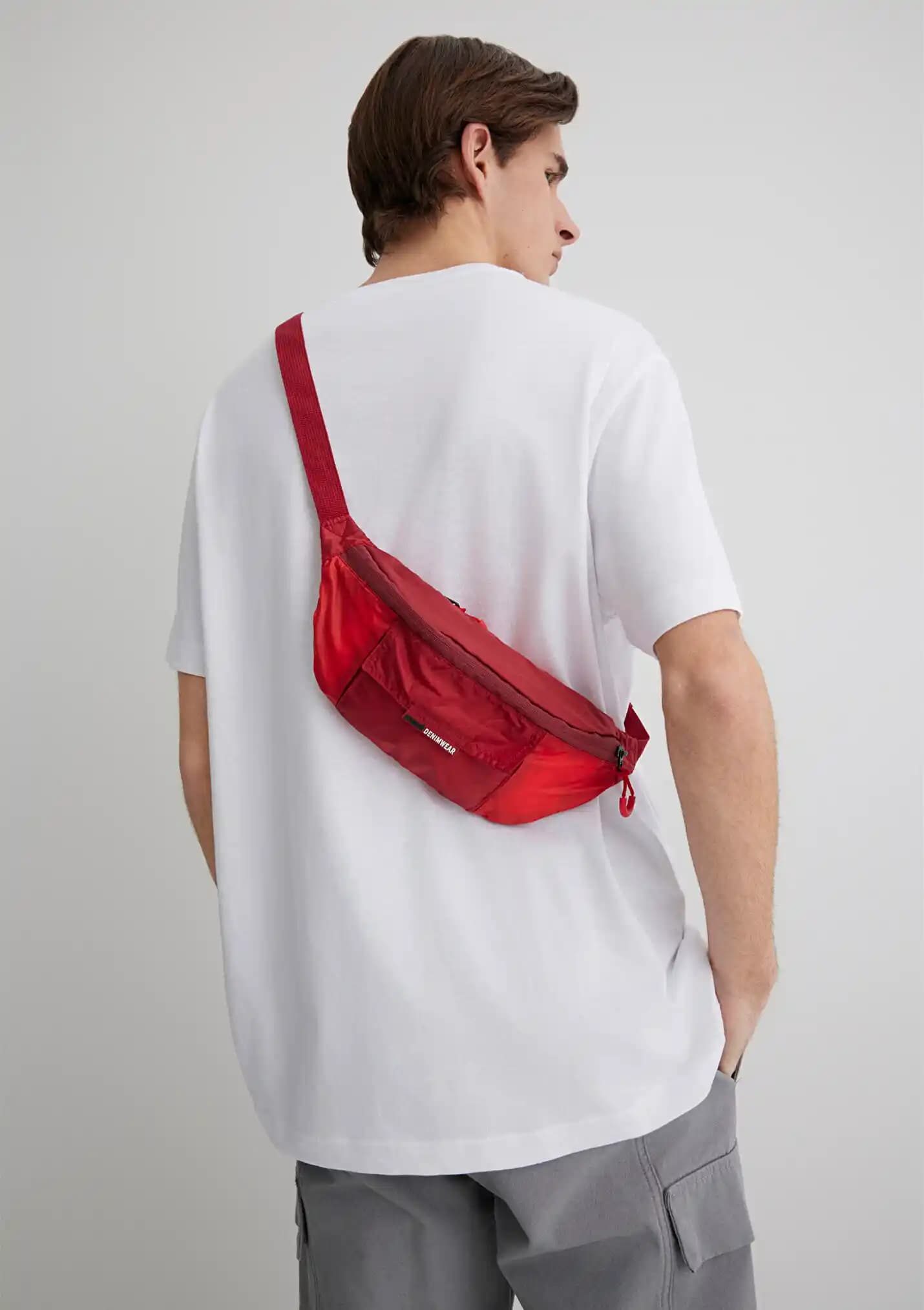 Kırmızı Bel Çantası Modada Kendine Has Yeri ve Kombinasyon İpuçları