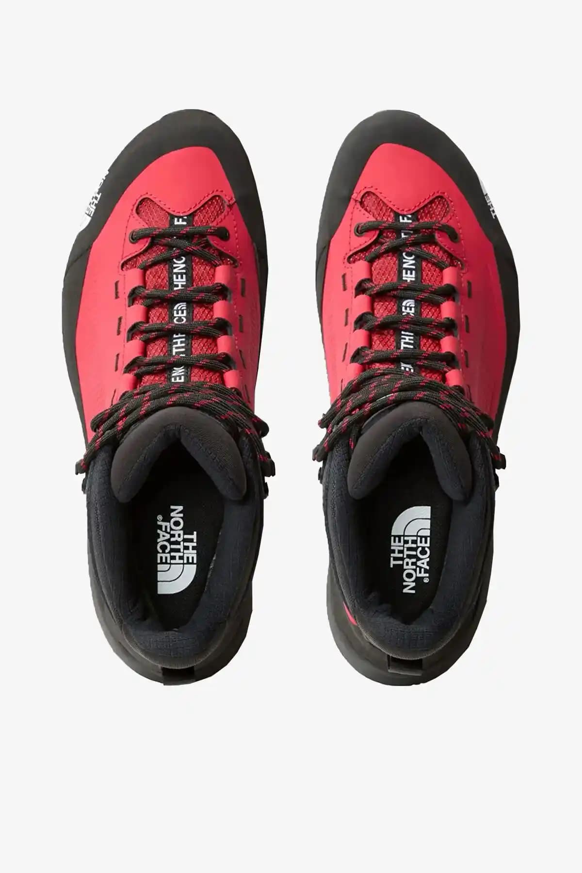 Kırmızı Botlar ve The North Face ile Şıklığın Zirvesine Ulaşın