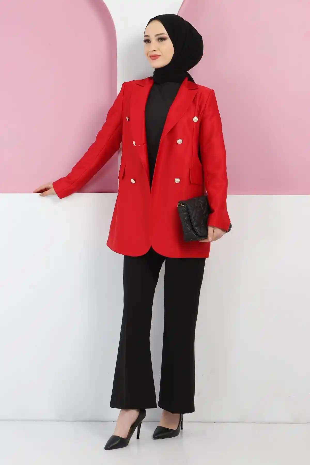 Kırmızı Ceket Kombinleriyle Şıklığınızı Yansıtmanın En İyi Yolları 2023