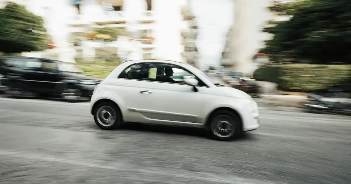 Kırmızı Converse Kadın: Moda ve Tarzın Buluştuğu İkonik Sneakers Seçeneği