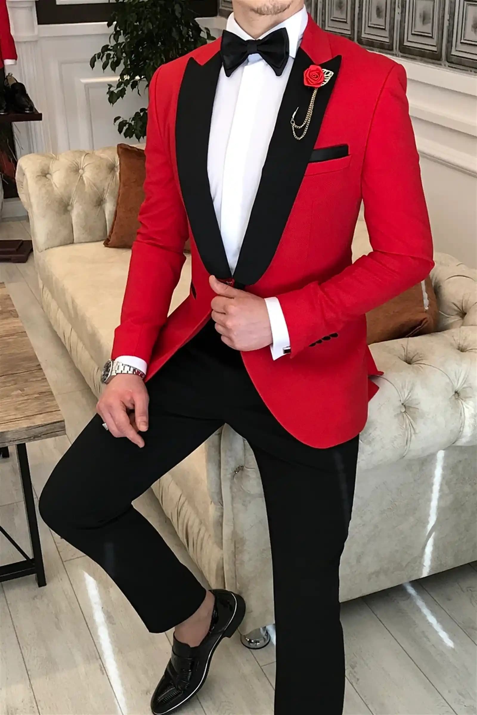 Kırmızı Damatlık Modası: Cesur ve Modern Düğün Stilinde Öne Çıkma Yöntemleri