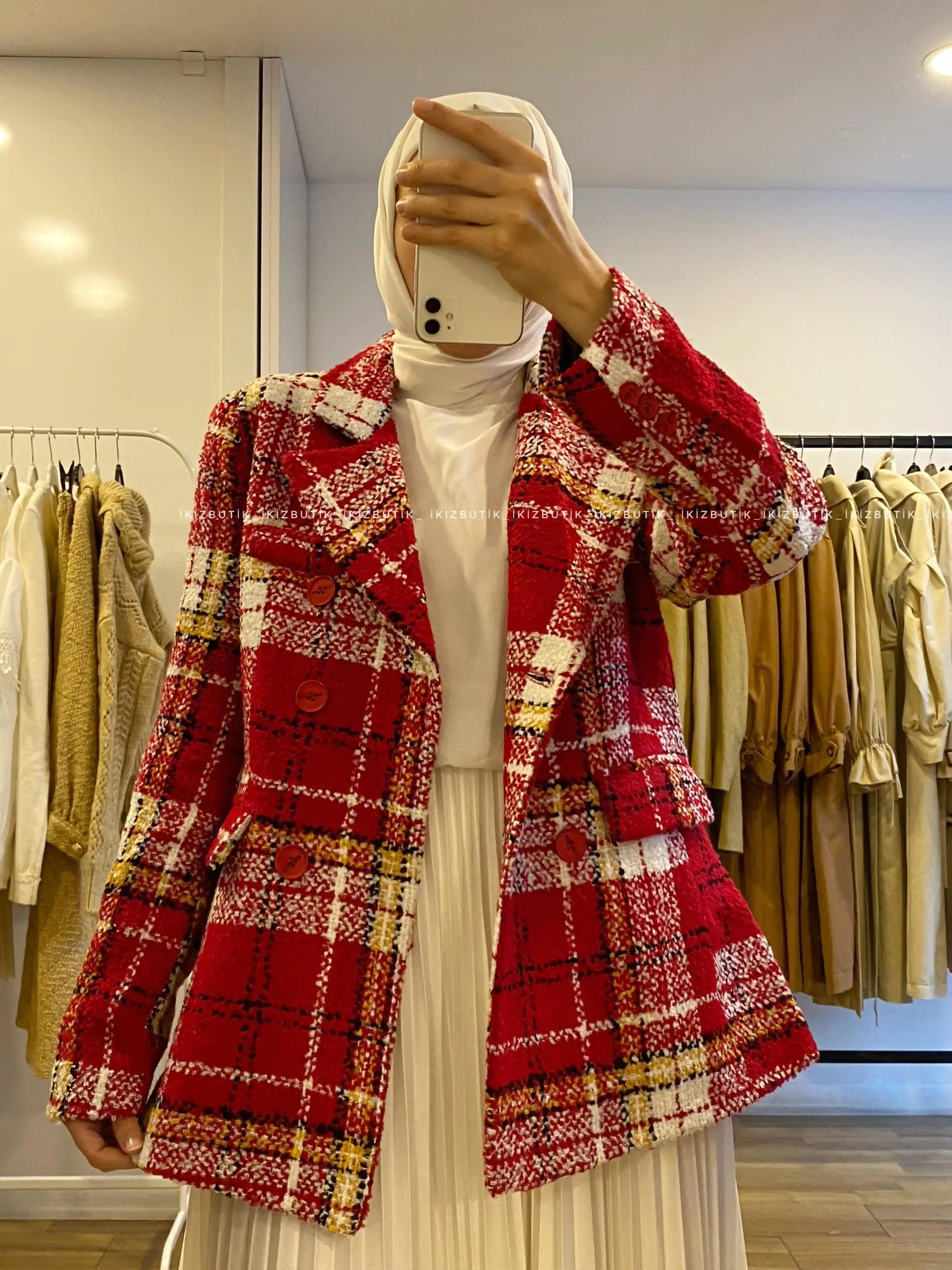 Kırmızı Ekose Ceketlerin Moda Dünyasındaki Yeri ve Stil İpuçları