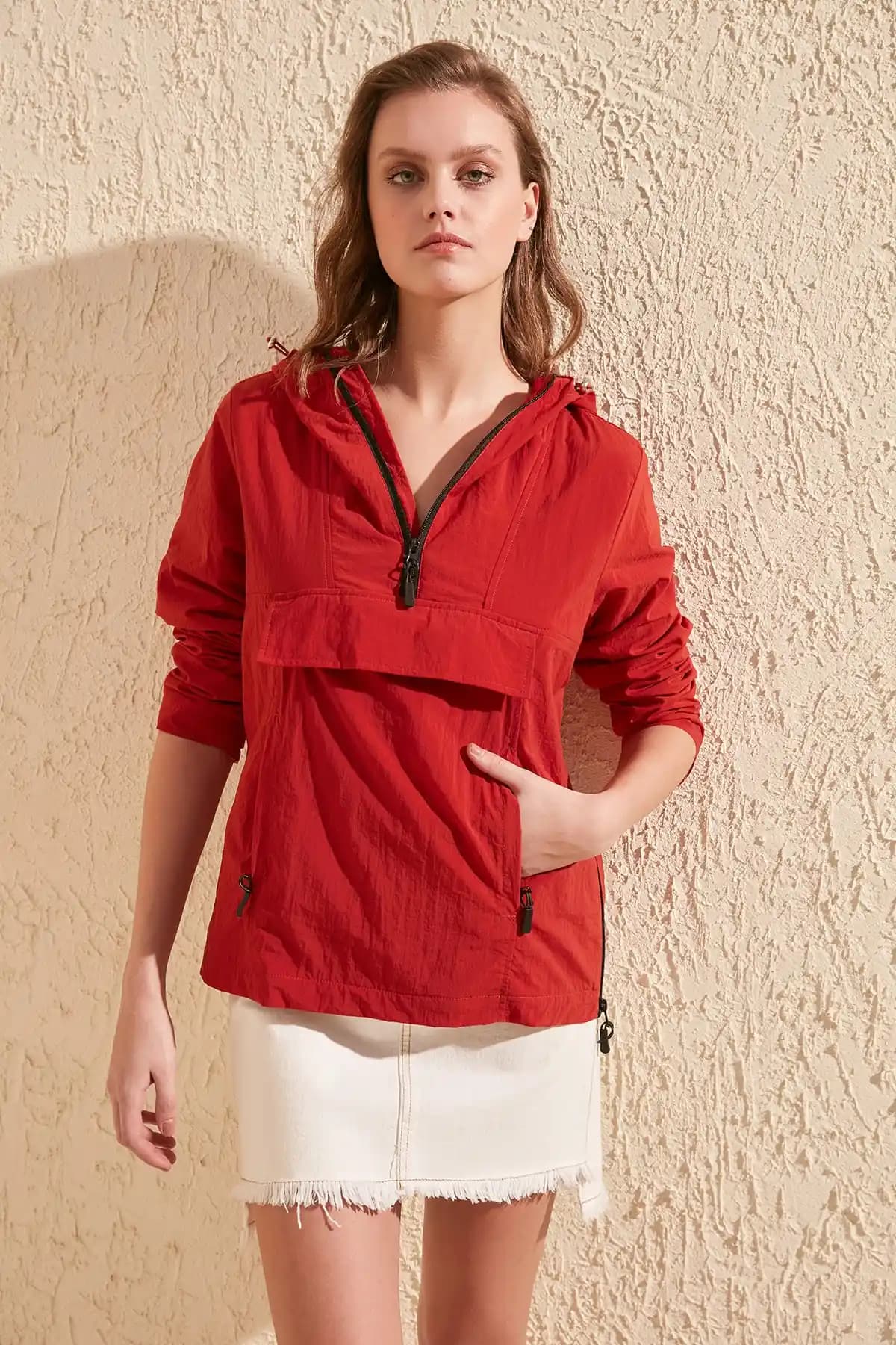 Kırmızı Kanguru Mont: Moda Dünyasında Renkli ve Şık Bir İkon Tanımı