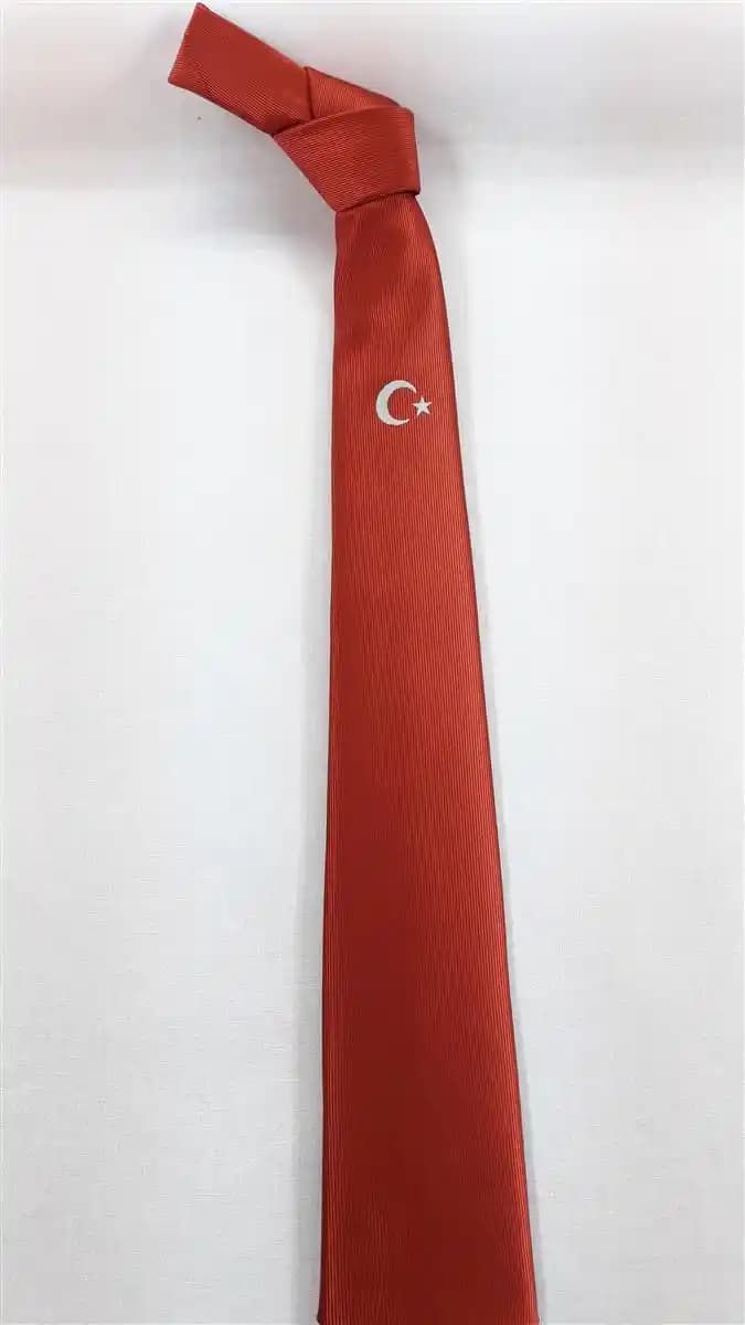 Kırmızı Kravatın Moda Dünyasındaki Önemi ve Stil İpuçları