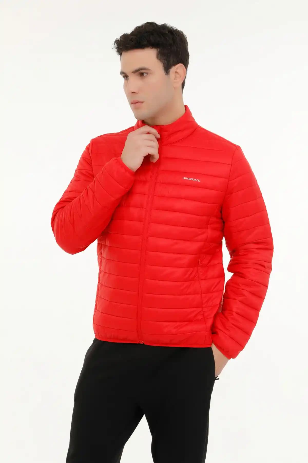 Kırmızı Mont Modasında Güncel Trendler ve Stil İpuçları