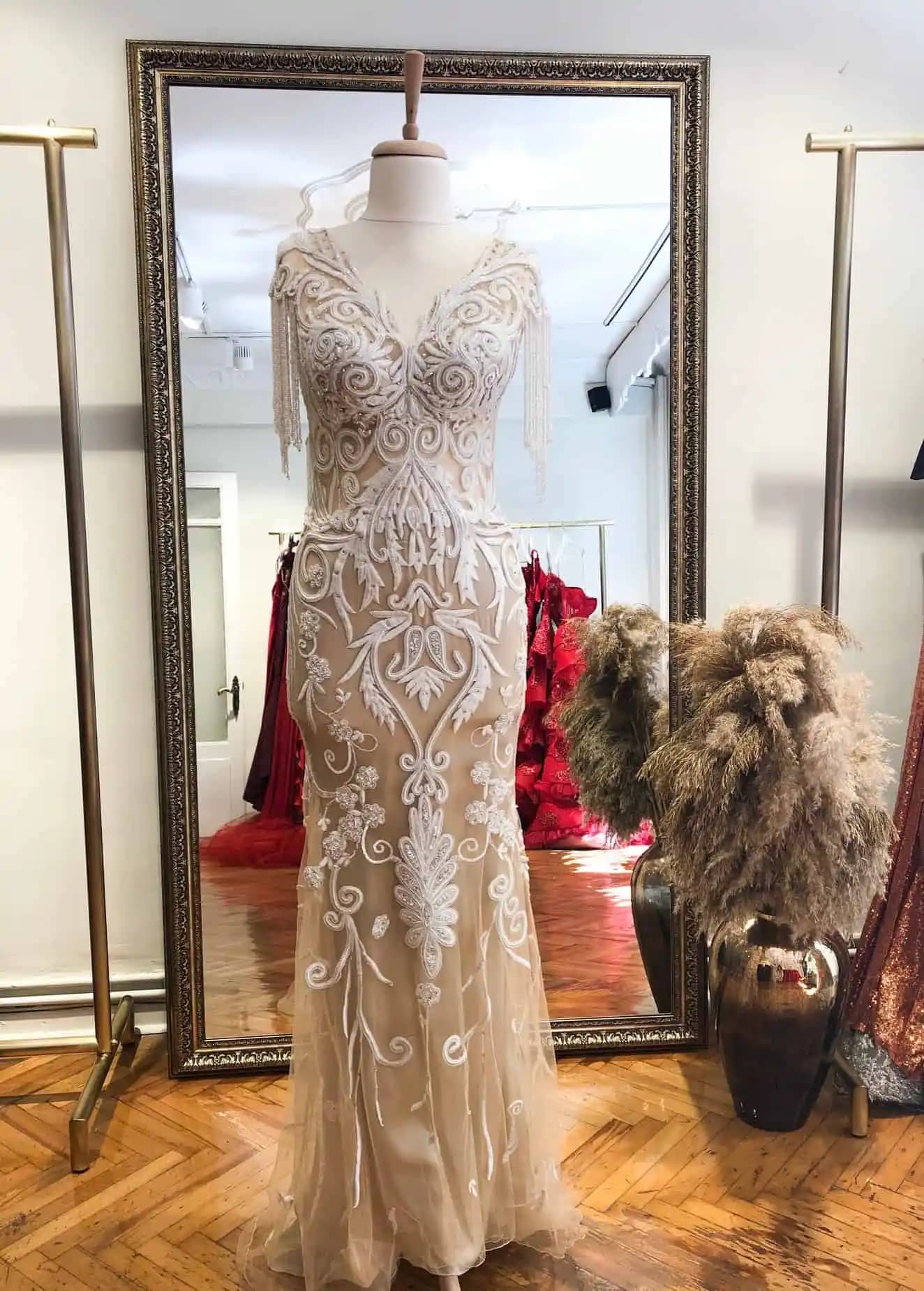 Kışlık Nişan Elbisesi Seçiminde Stil ve Şıklığın Uyumunu Yakalamak İçin İpuçları ve Trendler