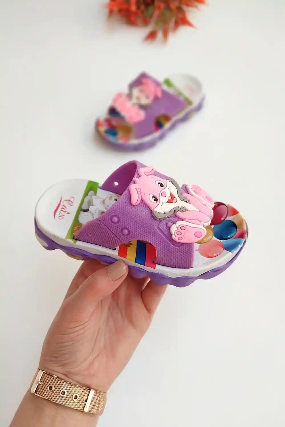 Kız Çocukları İçin Moda ve Konforu Bir Arada Sunan Terlik Seçenekleri