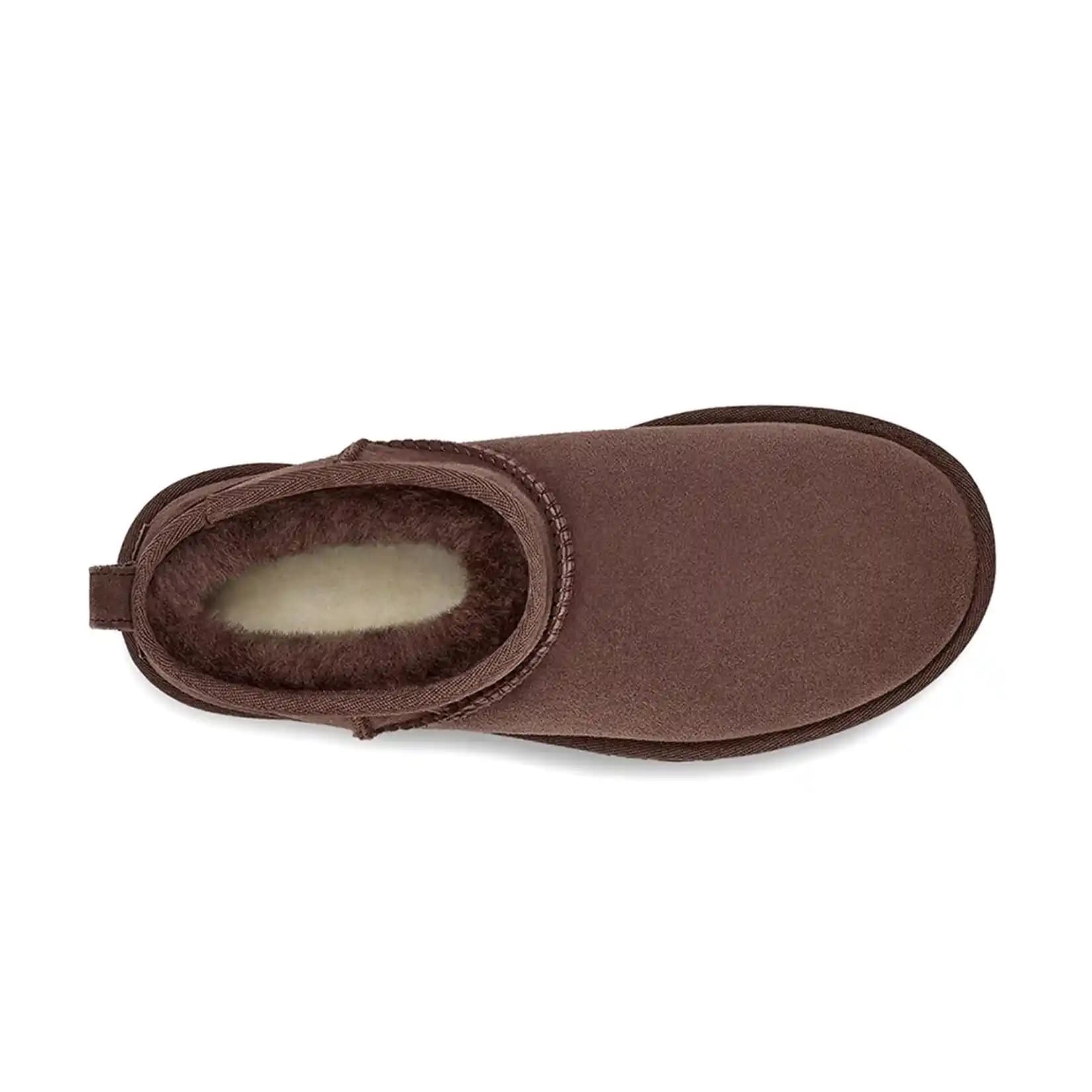 Koyu Kahverengi Ugg Ayakkabılar: Moda ve Konforun Şık Buluşması