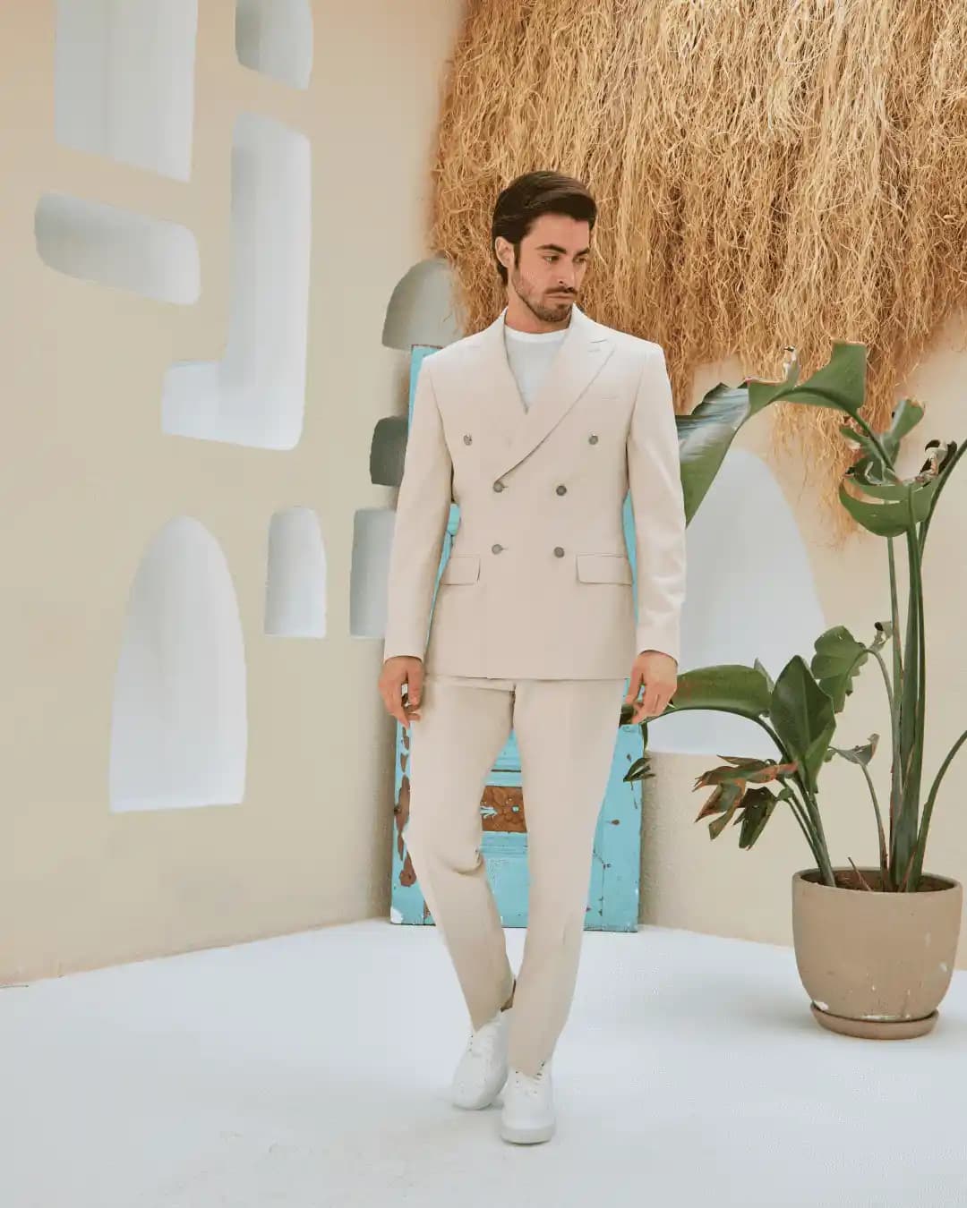 Krem Renk Takım Elbisesi ile Zarafet ve Şıklık Yakalayın