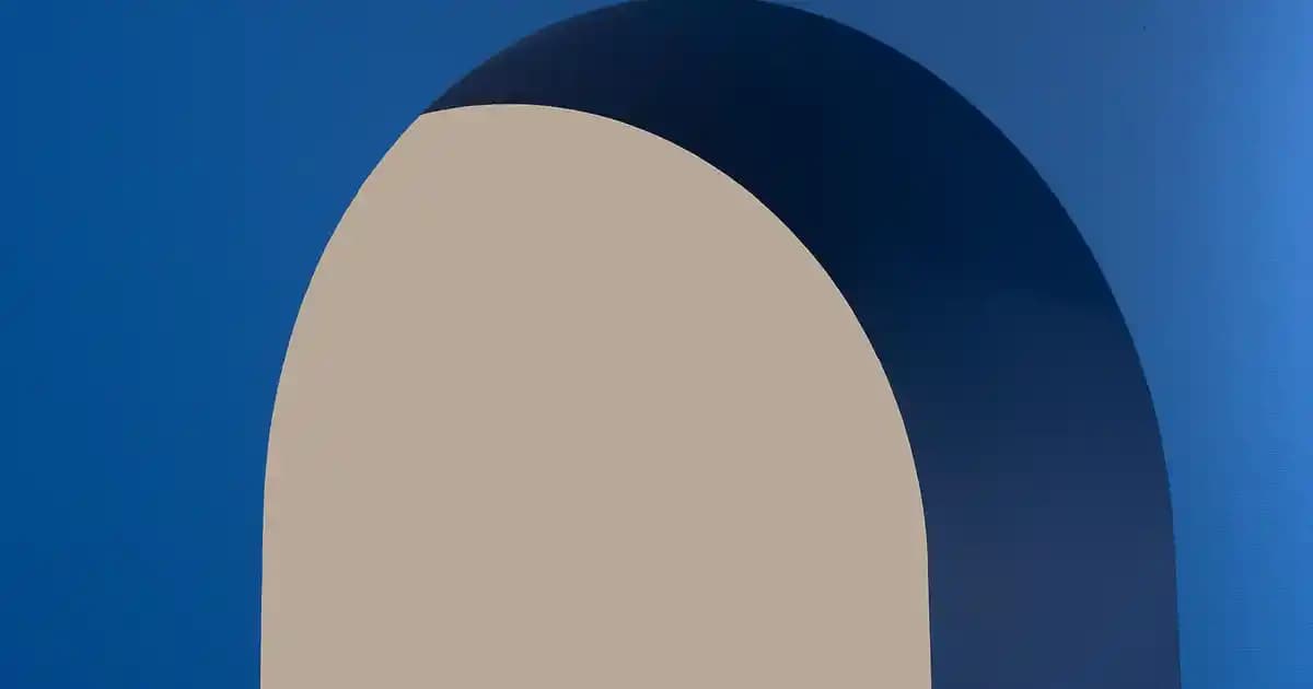 Lacivert Renginin Erkek Modasındaki Gücü: Yeni Balance Koleksiyonlarıyla Stil Yansımaları