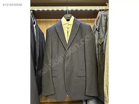 Lacivert Takım Elbise Seçimi ve Moda Trendleri: Şıklık ve Kombinasyon İpuçları