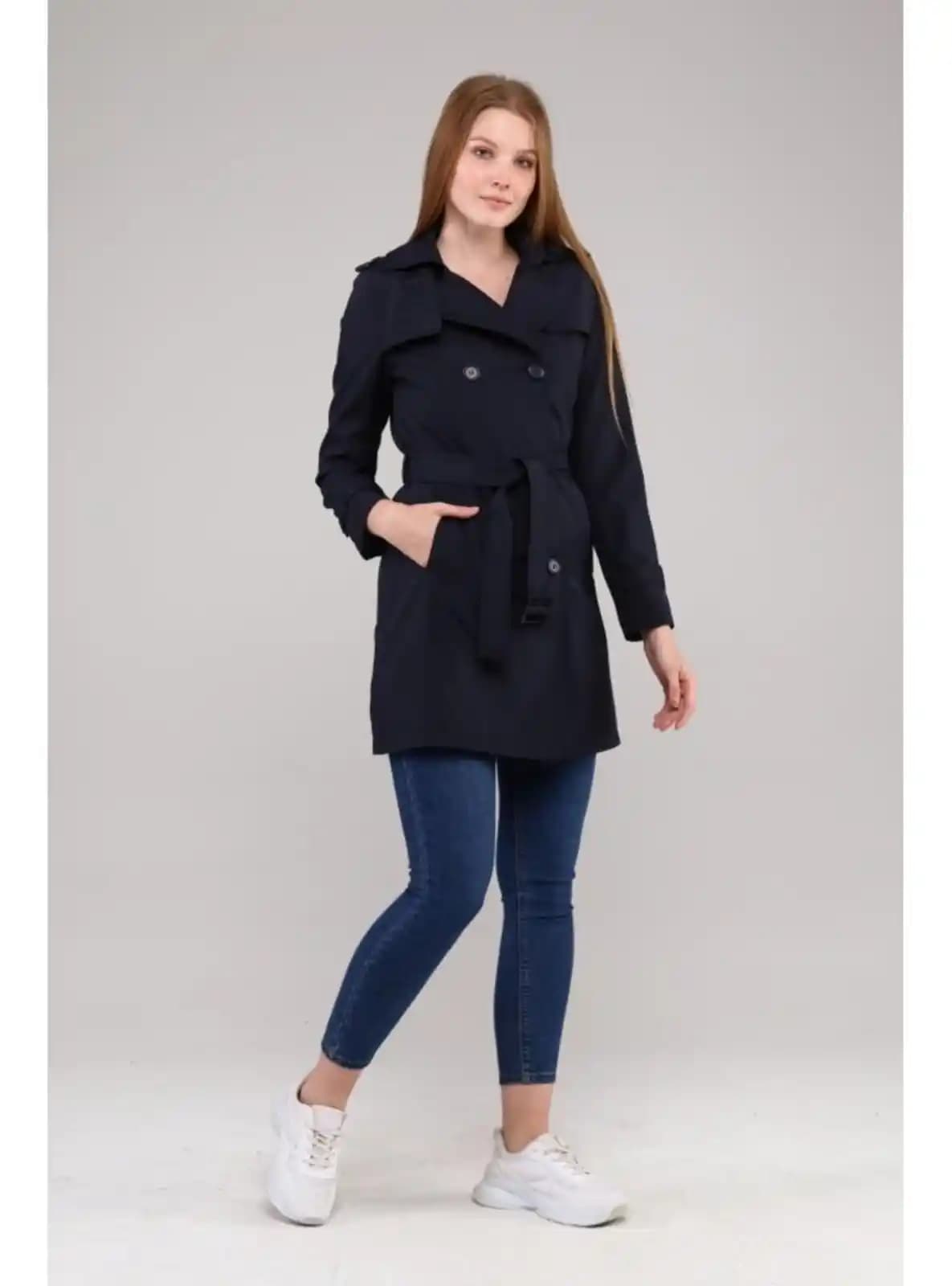 Lacivert Trençkotun Moda Dünyasındaki Yeri ve Kombinasyon İpuçları