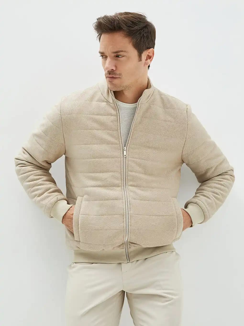 LCW Bej Mont: Moda Dünyasında Zamansız ve Çok Yönlü Bir Dış Giyim Parçası