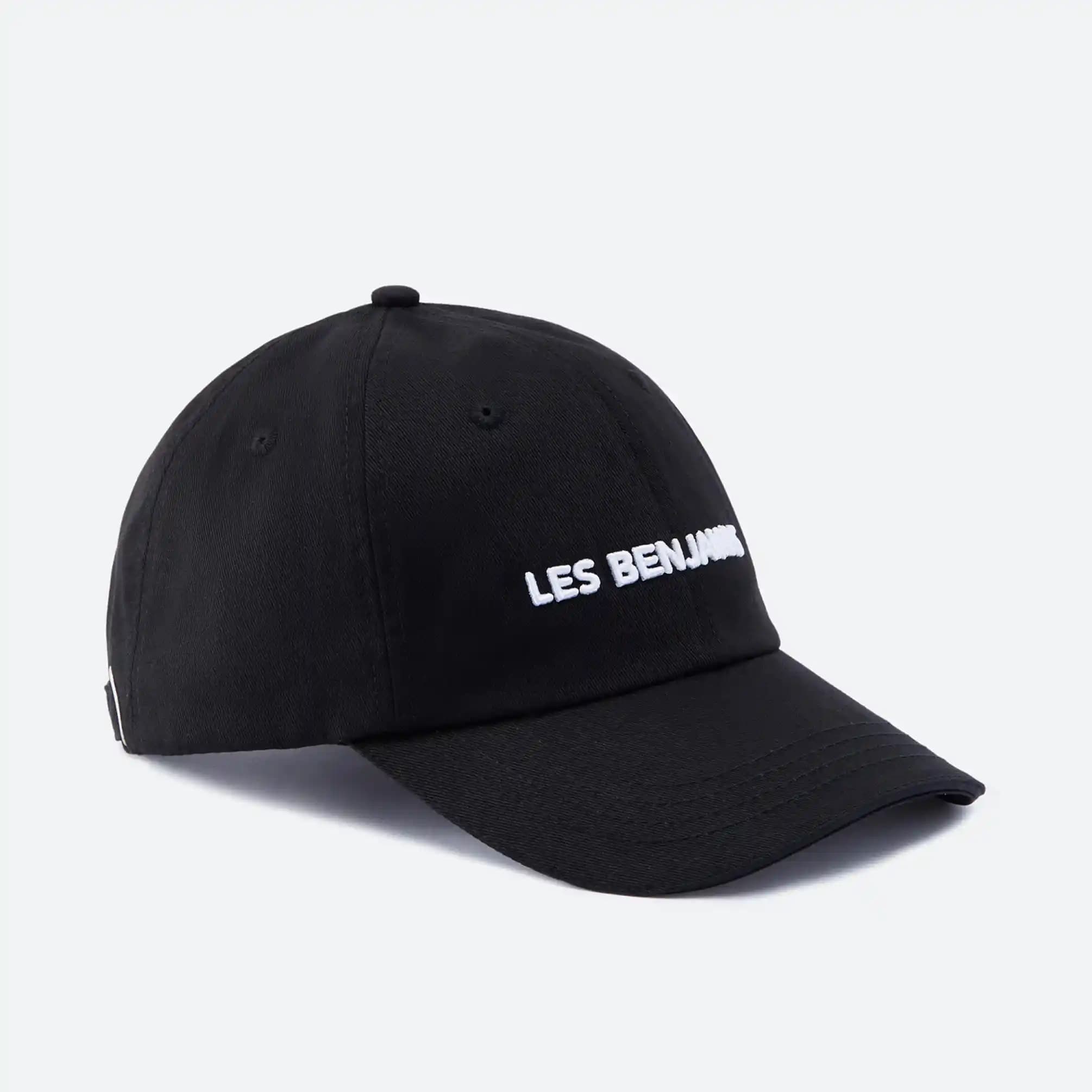 Les Benjamin Şapka: Moda Dünyasında Zamansız Bir İkon ve Stil Önerileri