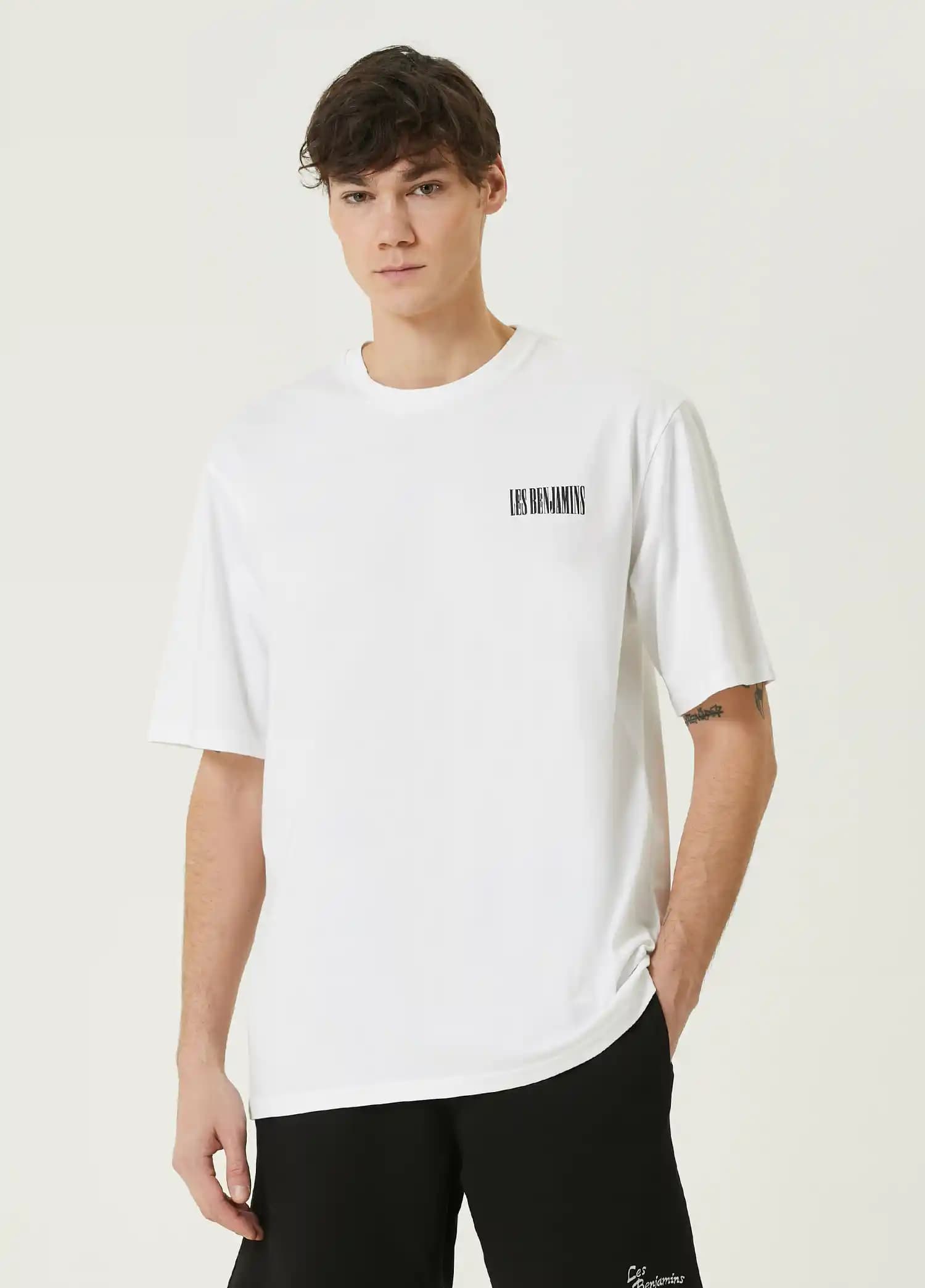 Les Benjamins Beyaz Tişörtleri: Zamansız Şıklık ve Modern Tasarımın Buluşması