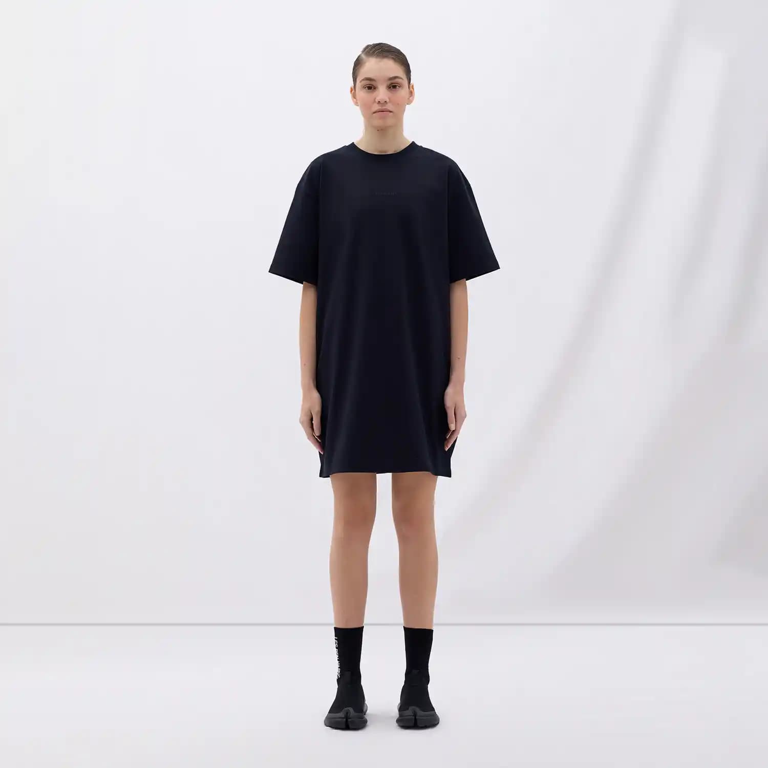 Les Benjamins Siyah Elbise Koleksiyonu: Modern ve Şık Tasarımlarla Moda Dünyasında Öne Çıkıyor