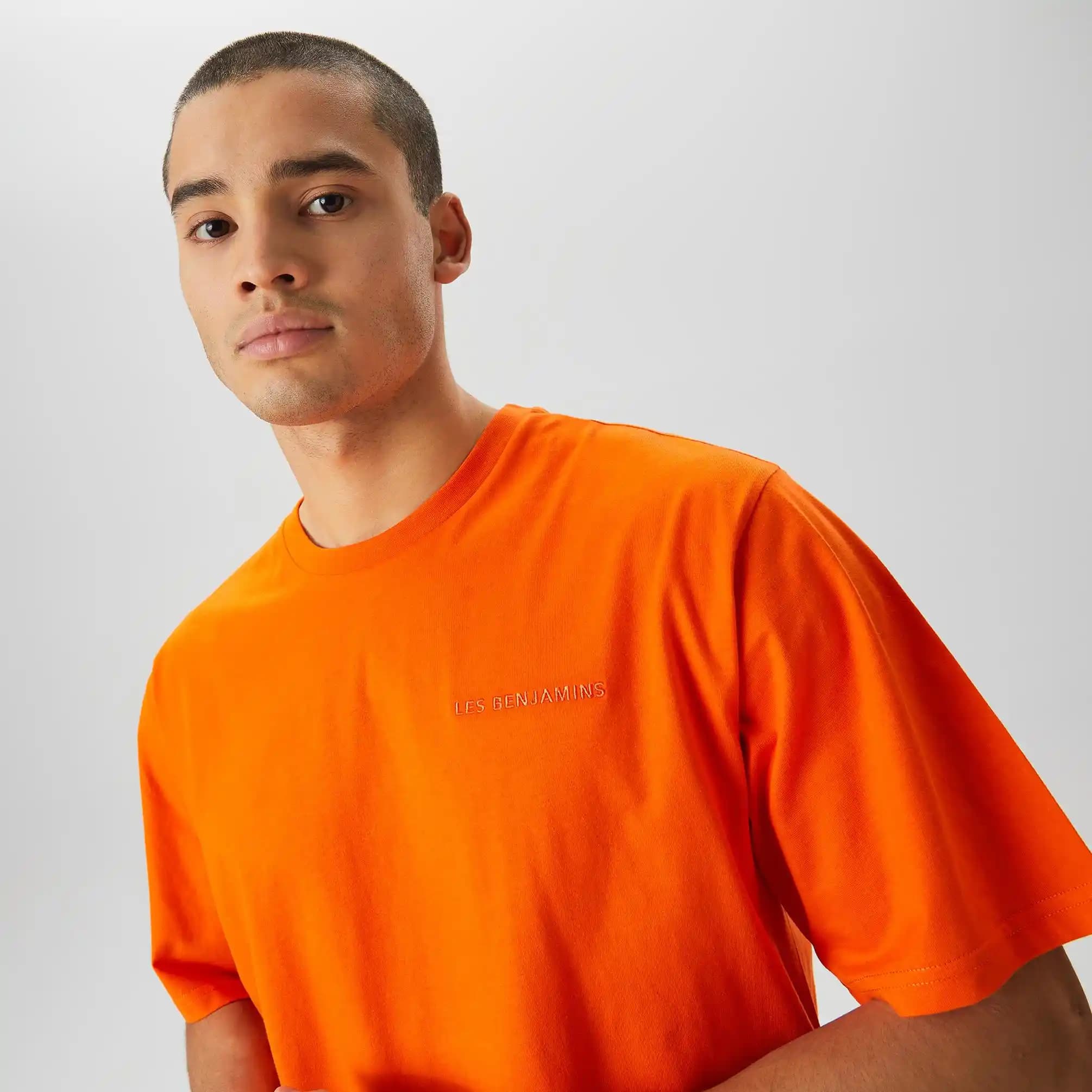 Les Benjamins Turuncu Tişörtleri ile Modern ve Enerjik Bir Tarz Yaratın