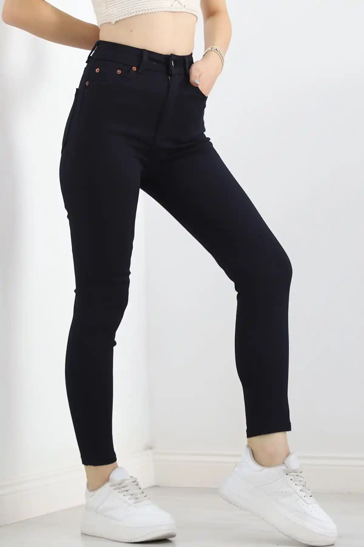 Likra Pantolon: Moda Dünyasında Esneklik ve Şıklığın Modern Yansıması