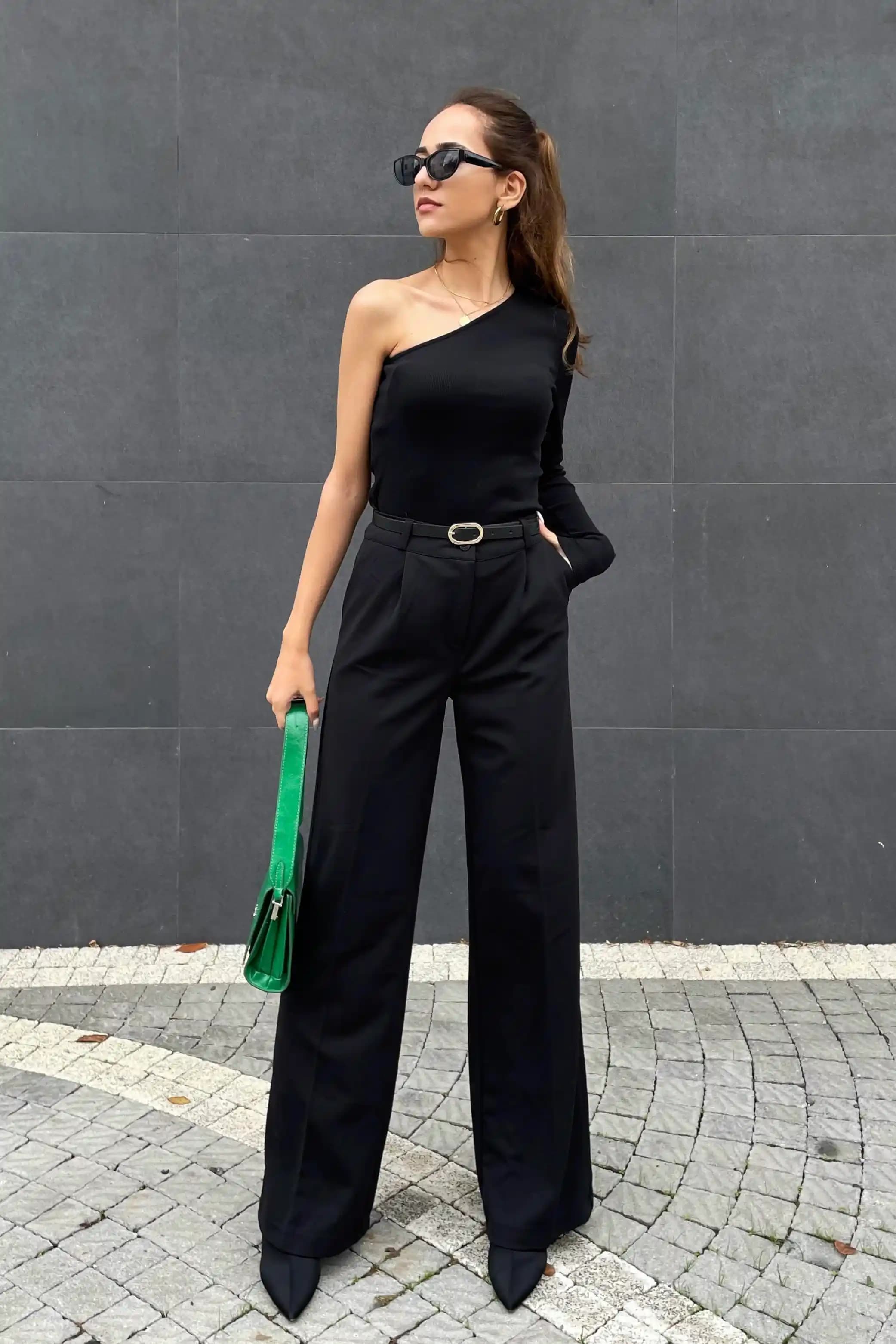 Likralı Kadın Pantolonları: Moda ve Konforu Bir Arada Sunan En Trend Parçalar