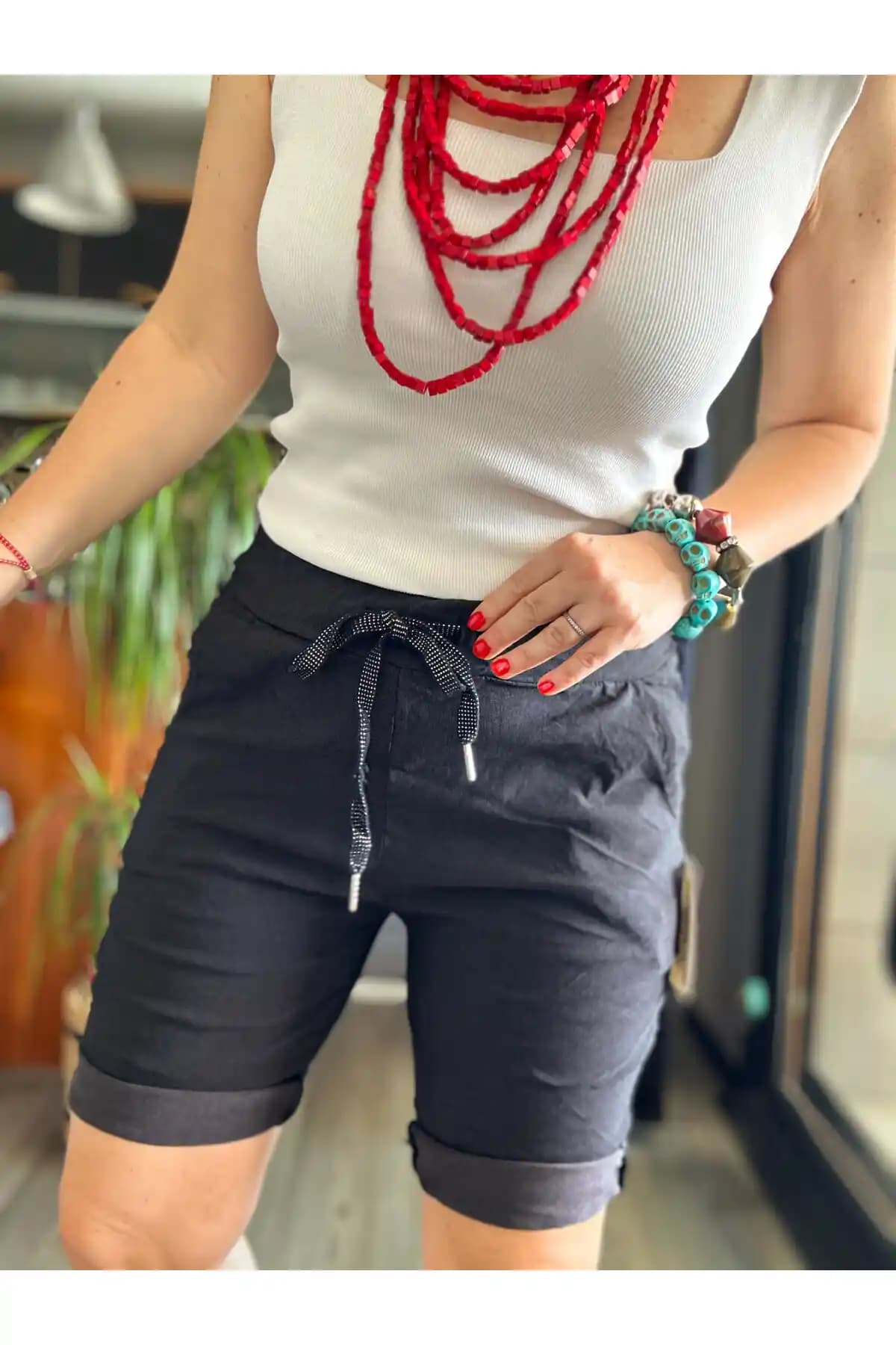 Likralı Şort: Yaz Aylarında Moda ve Konforun Birleştiği Şık Parça