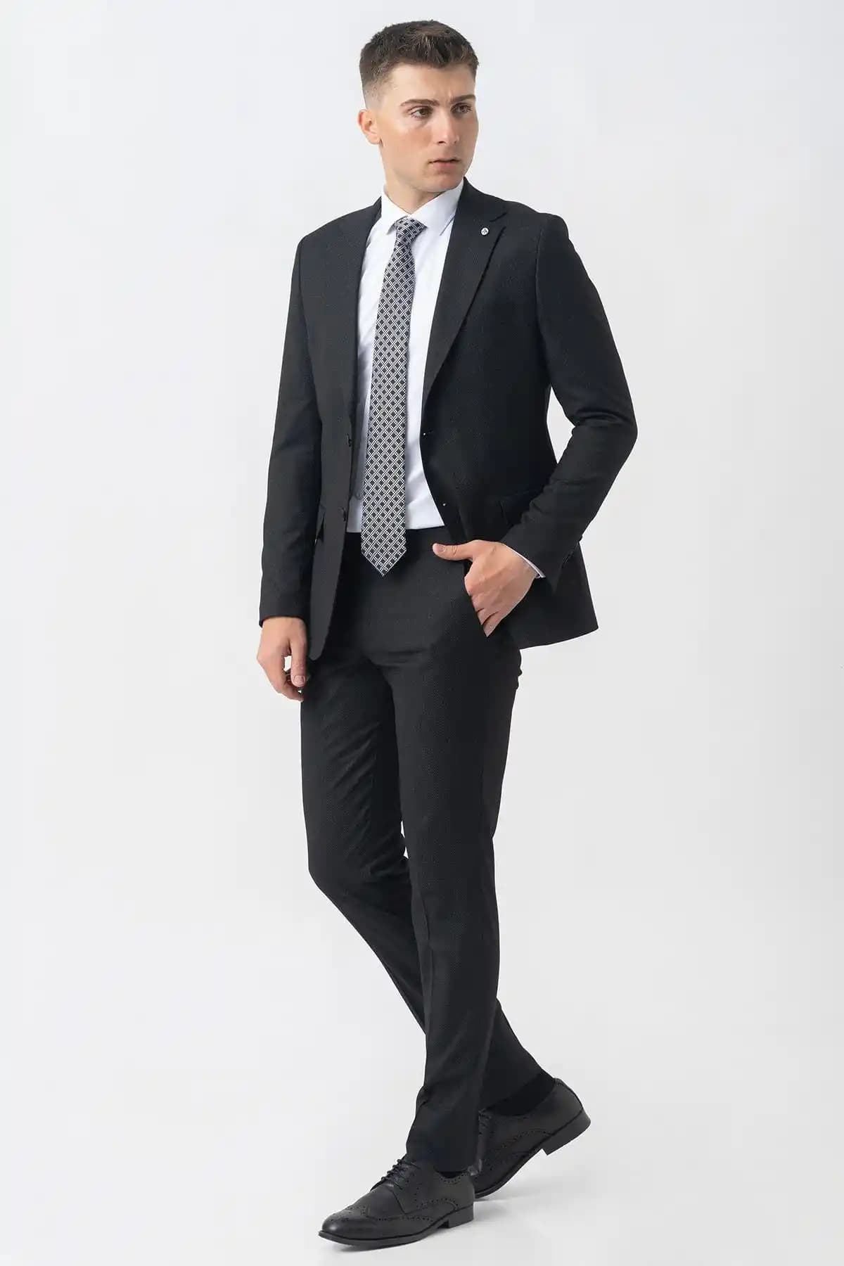 Likralı Takım Elbise Modada Konfor ve Şıklığın Yeni Yüzü