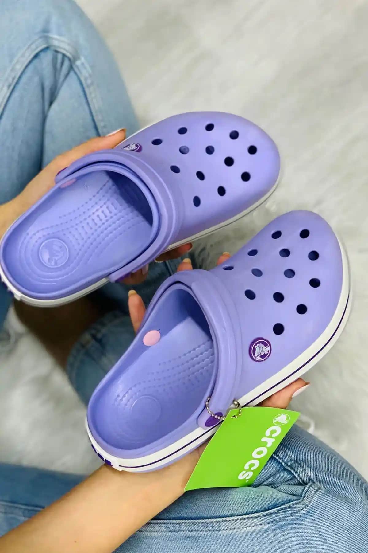Lila Crocs Terlikler ile Modern Moda ve Konforu Bir Arada Yansıtın