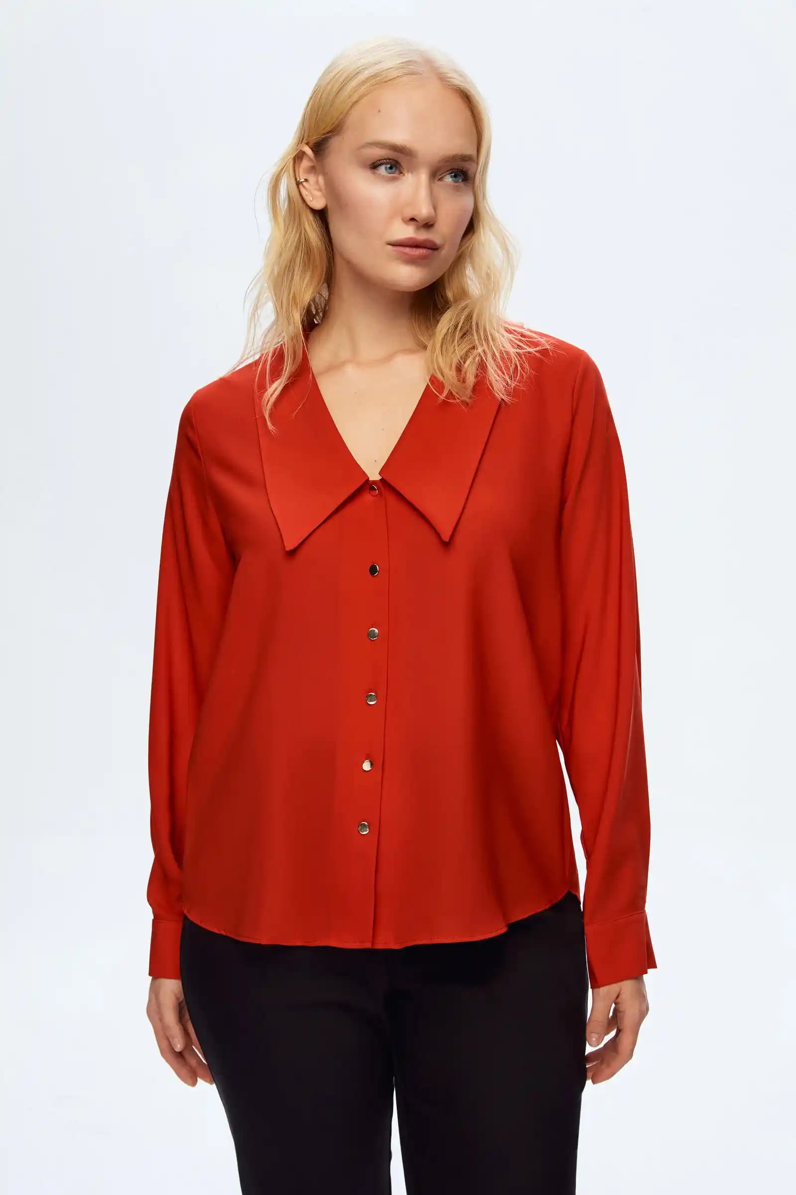 Manşetli Gömlek Nedir ve Moda Dünyasında Neden Bu Kadar Popüler Halde