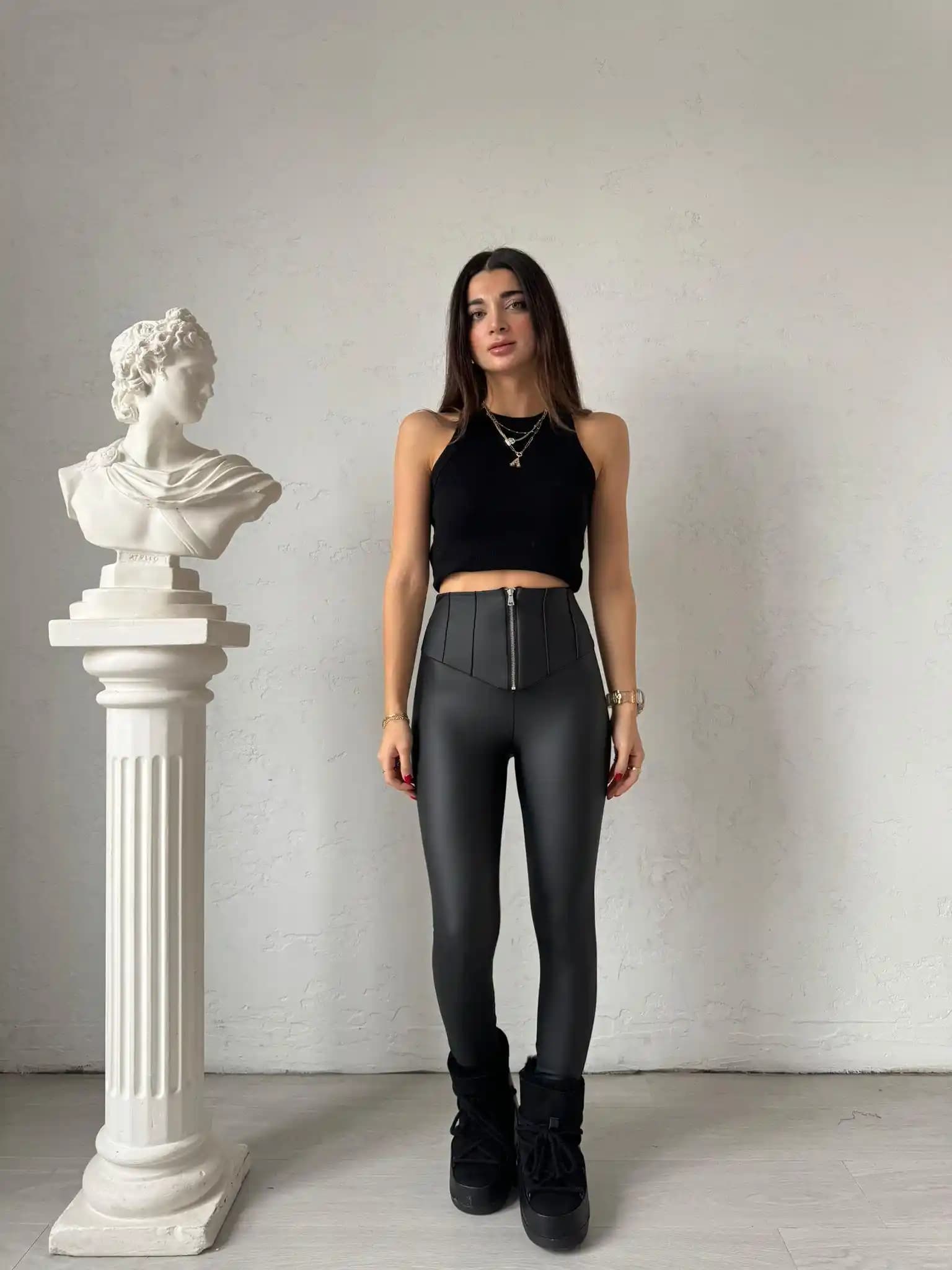 Mat Deri Nedir, Moda Dünyasında Popülerliği ve Kullanım Alanları Hakkında Bilgi