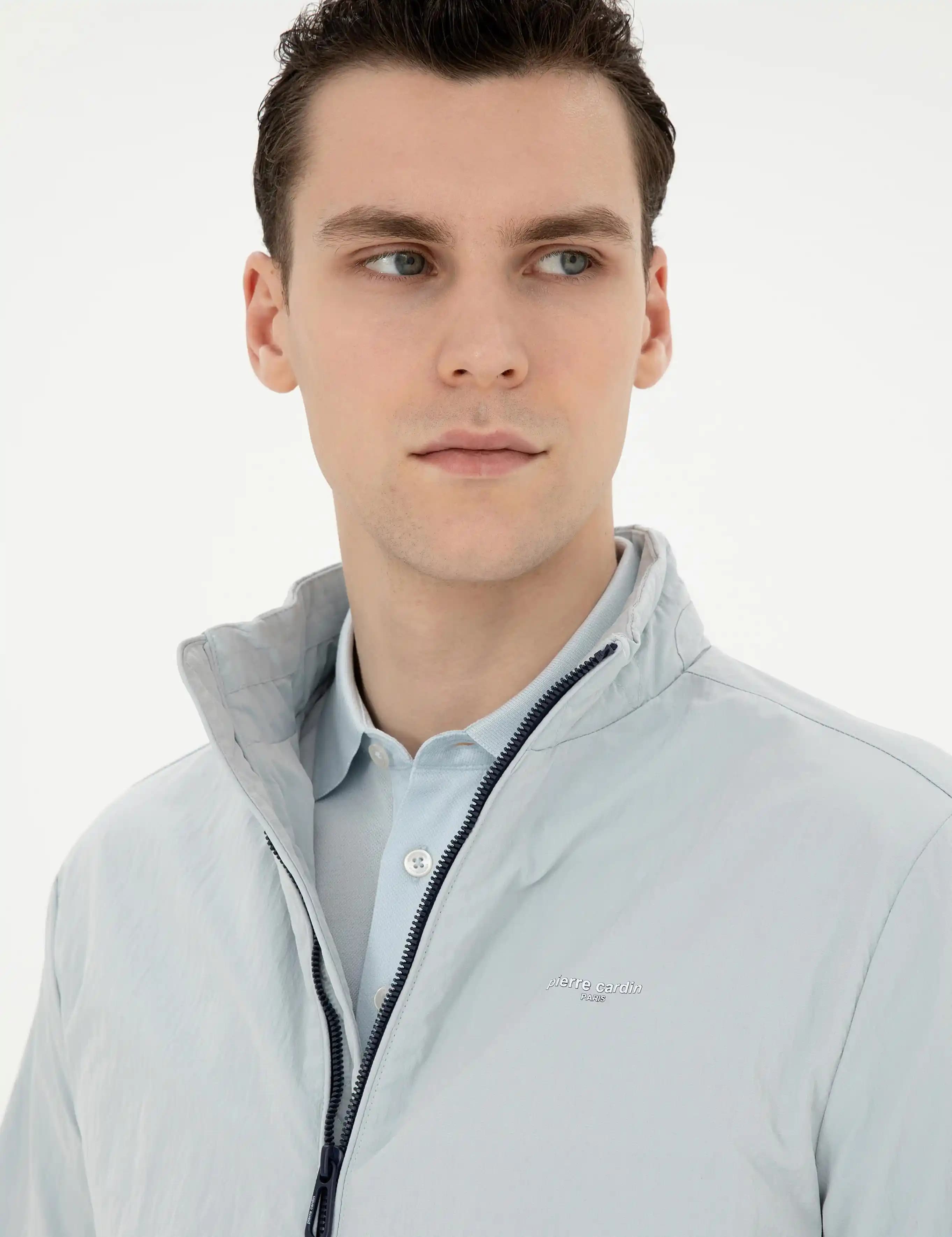 Mavi Baharlık Montlar: Bahar ve İlkbahar Sezonunun En Trend ve Fonksiyonel Parçası