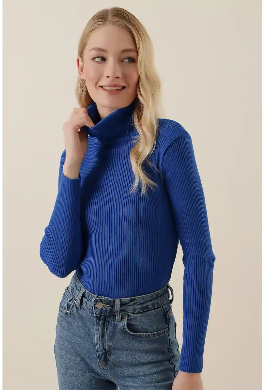 Mavi Balıkçı Yaka Kazak: Modern ve Zamansız Şıklık İçin Stil Rehberi