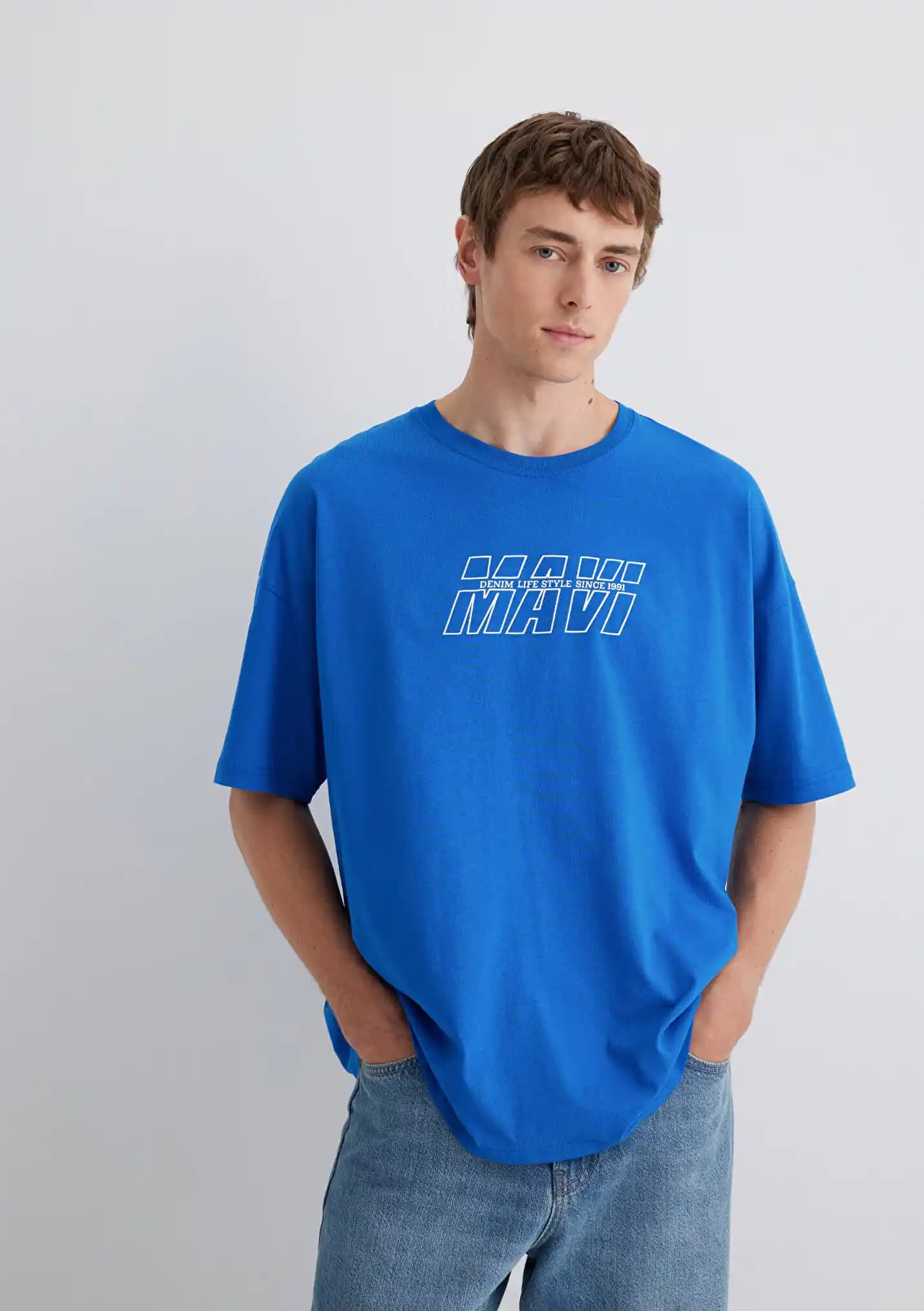 Mavi Baskılı Tişörtler Moda Dünyasında Renk ve Tasarımın Şıklıkla Buluşması