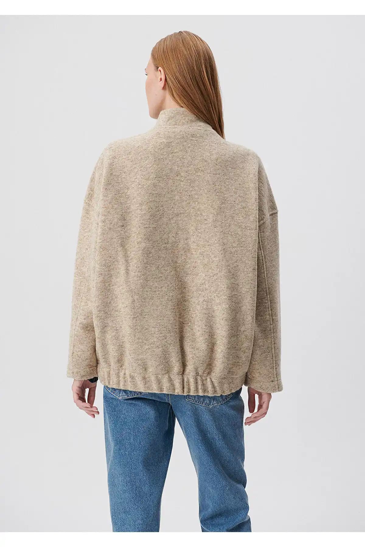 Mavi Bej Ceketler: Moda Dünyasında Zamansız Şıklık ve Kombin İpuçları