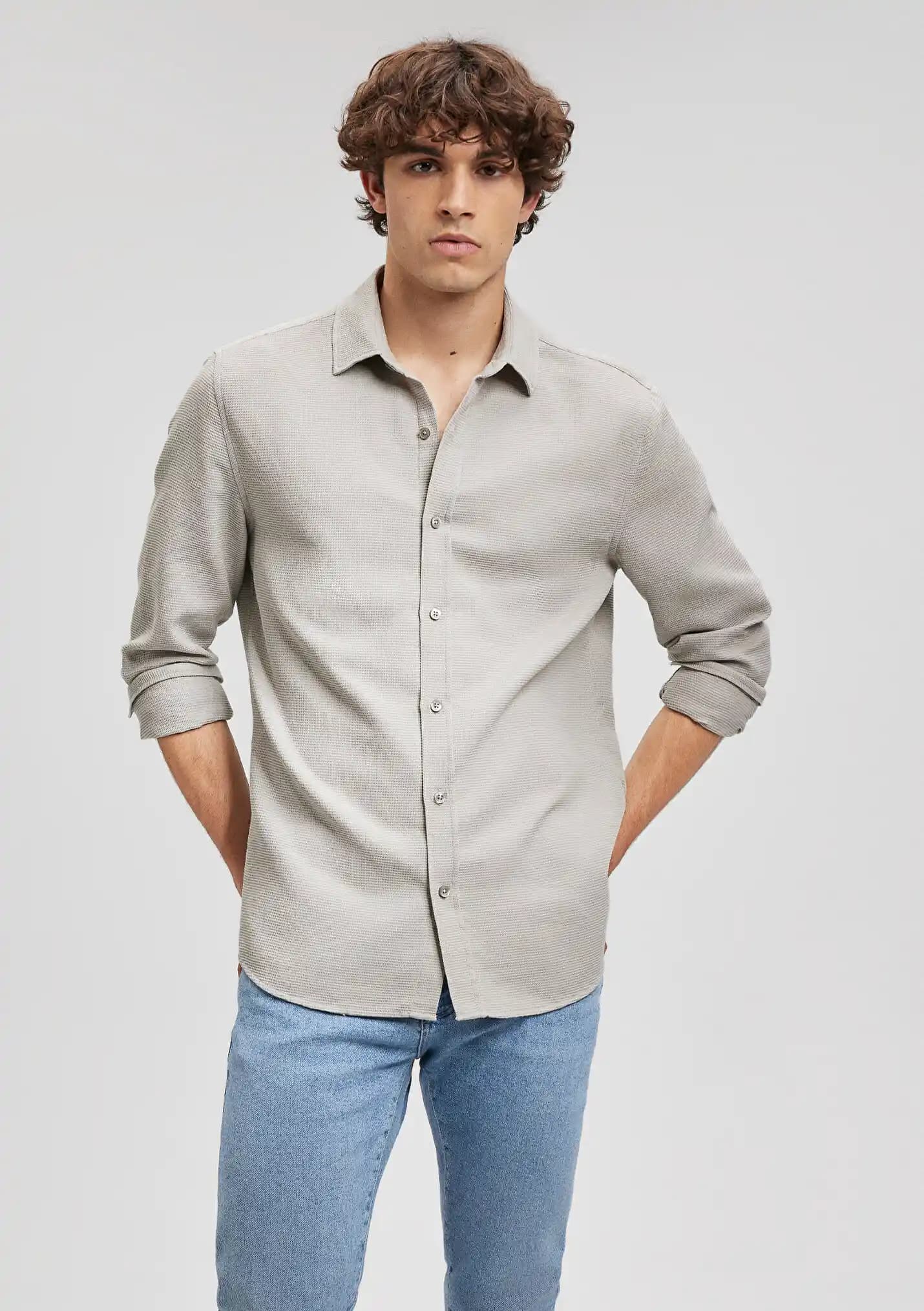 Mavi Bej Gömlekler: Moda Dünyasında Zamansız Şıklık ve Stil İpuçları