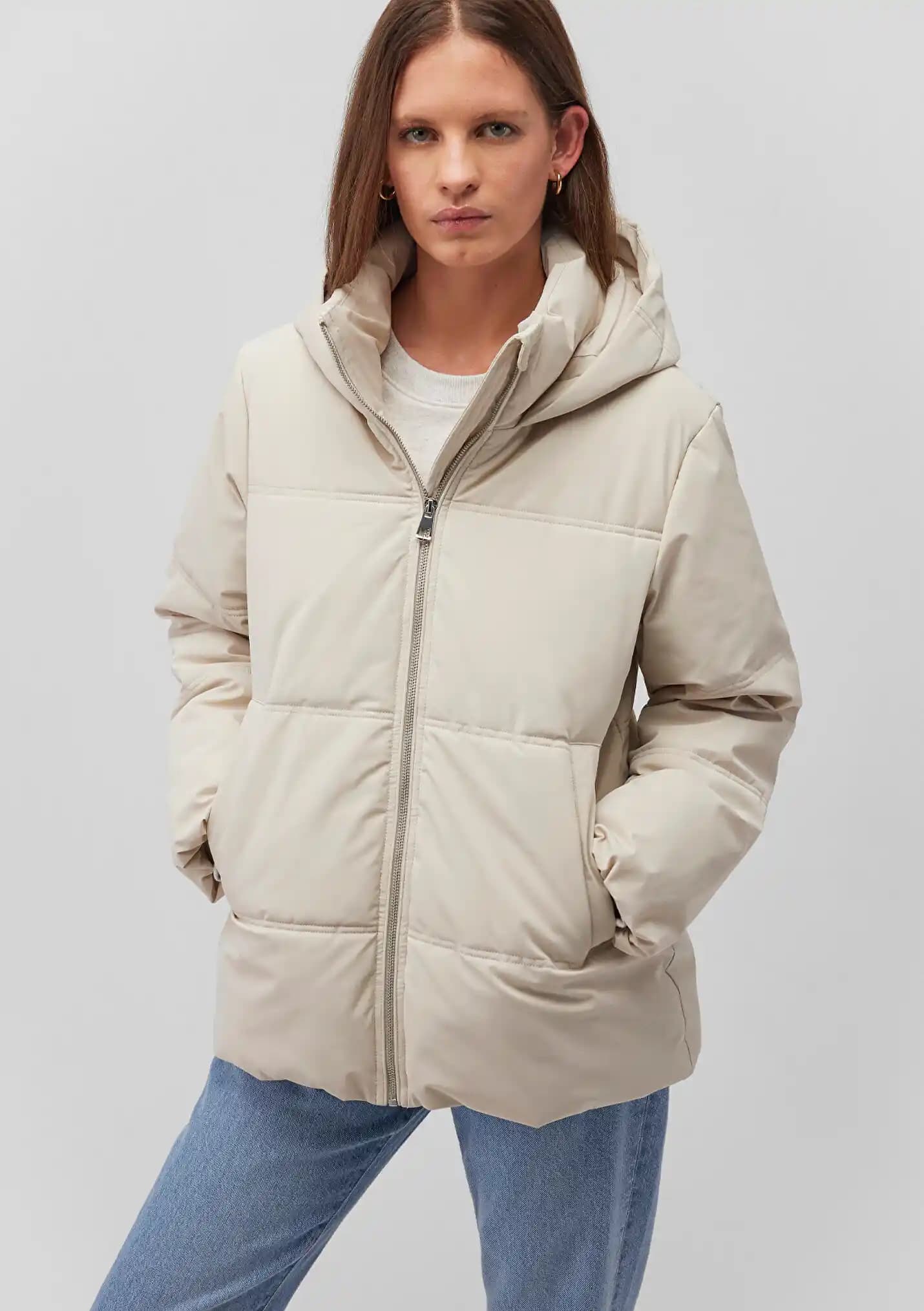 Mavi Bej Şişme Mont: Güncel Moda Trendleri ve Kombinasyon Önerileri