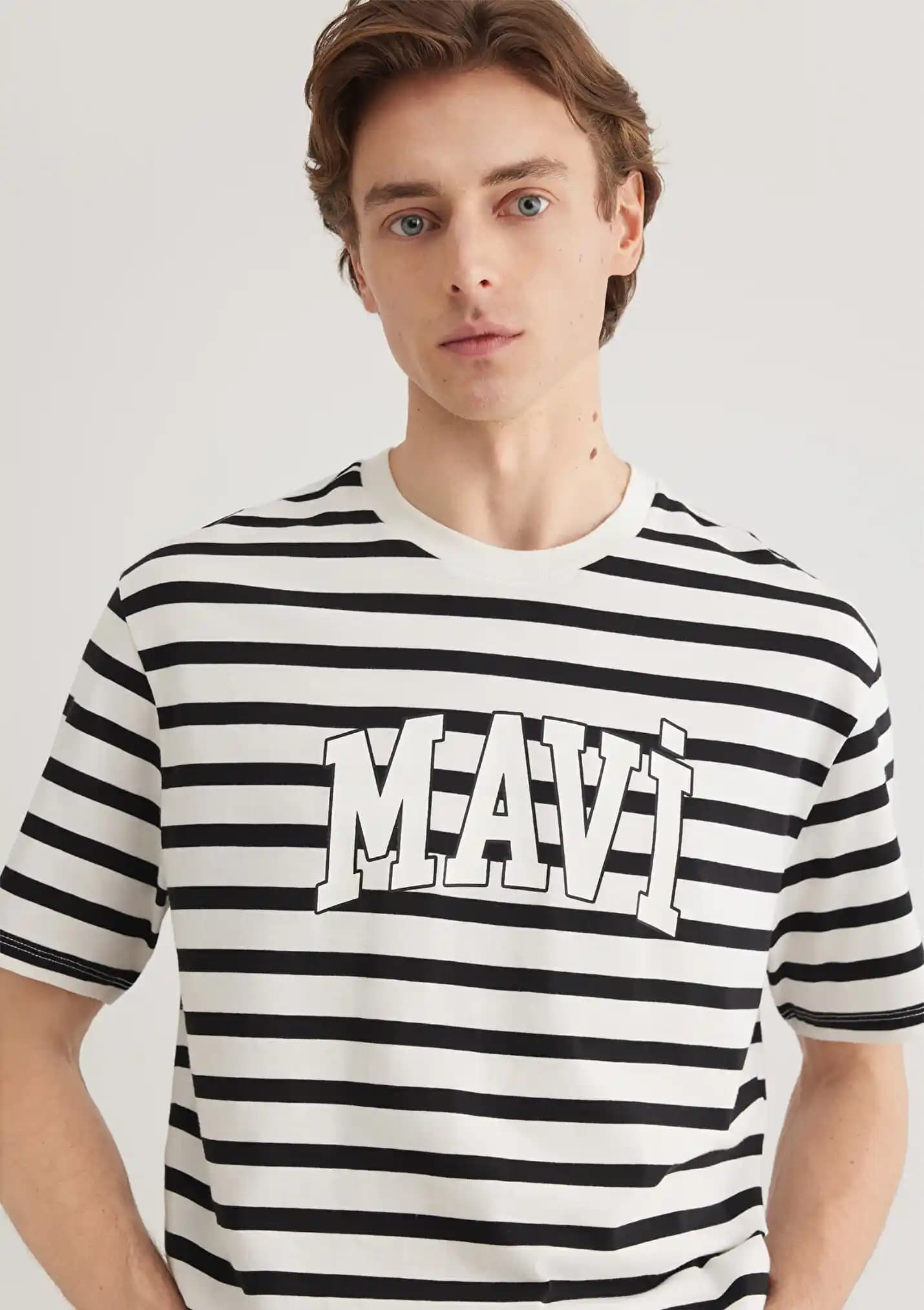 Mavi Beyaz Çizgili Tişört: Zamansız Moda Parçası ve Stil İpuçları