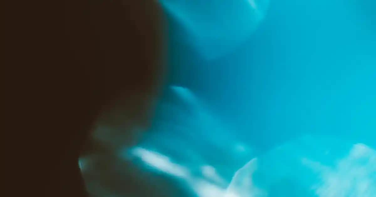 Mavi Beyaz Kombinasyonu: Moda Dünyasında Zamansız Şıklık ve Stil İpuçları