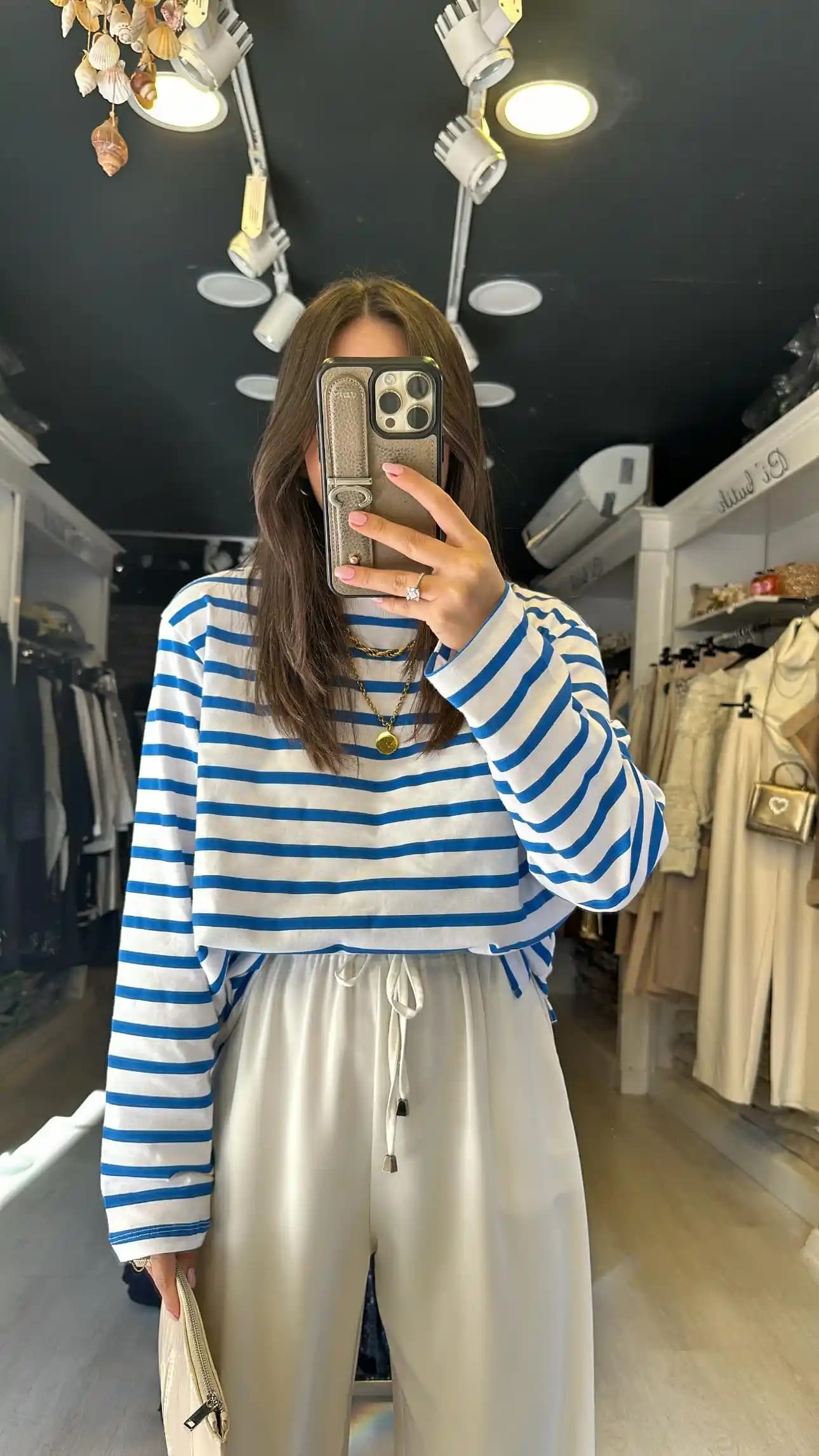 Mavi Beyaz Sweat Modasında Güncel Trendler ve Kombinasyon Önerileri