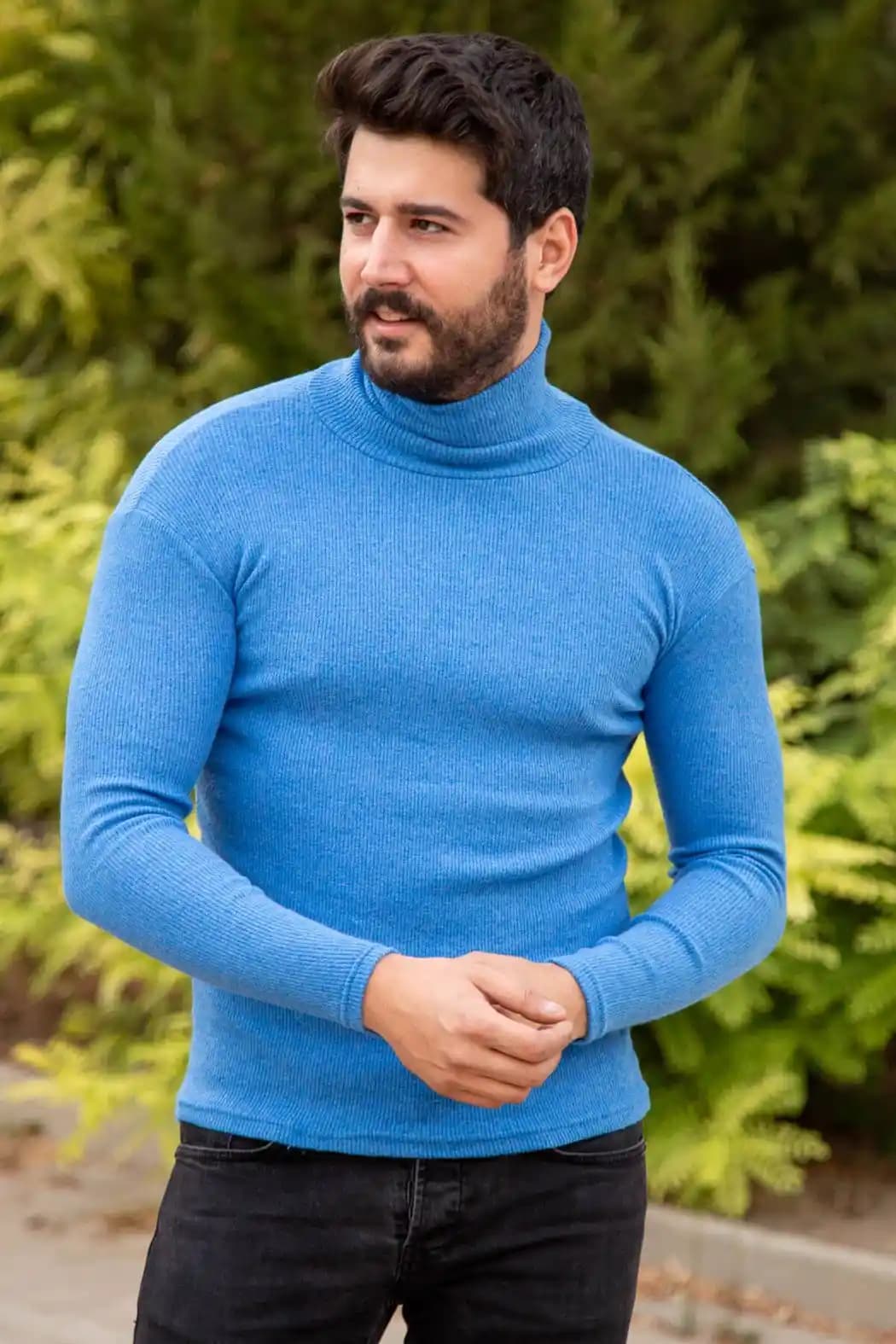 Mavi Boğazlı Kazaklar: Kış Modasının Zamansız ve Şık Parçası