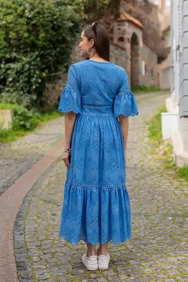 Mavi Boydan Elbise ile Şıklık ve Zarafetin Modern Yolu