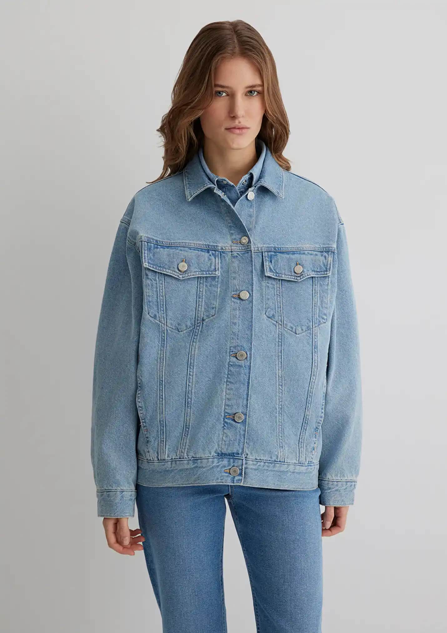 Mavi Ceketler: Moda Trendleri ve Kombinasyon İpuçlarıyla Zamansız Şıklık