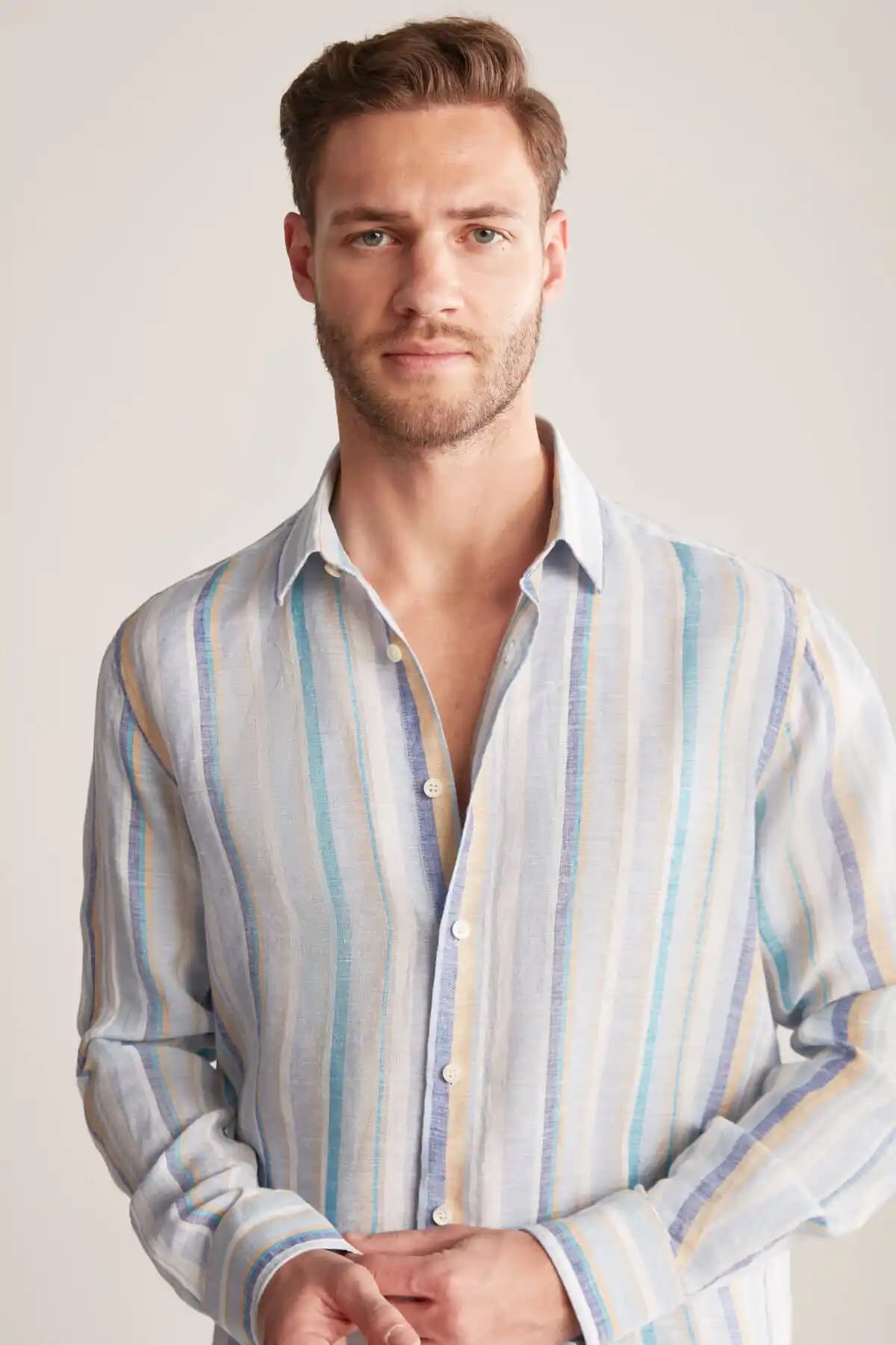 Mavi Çizgili Keten Gömlek: Yaz ve Kış Her Sezona Uygun Şıklık Rehberi